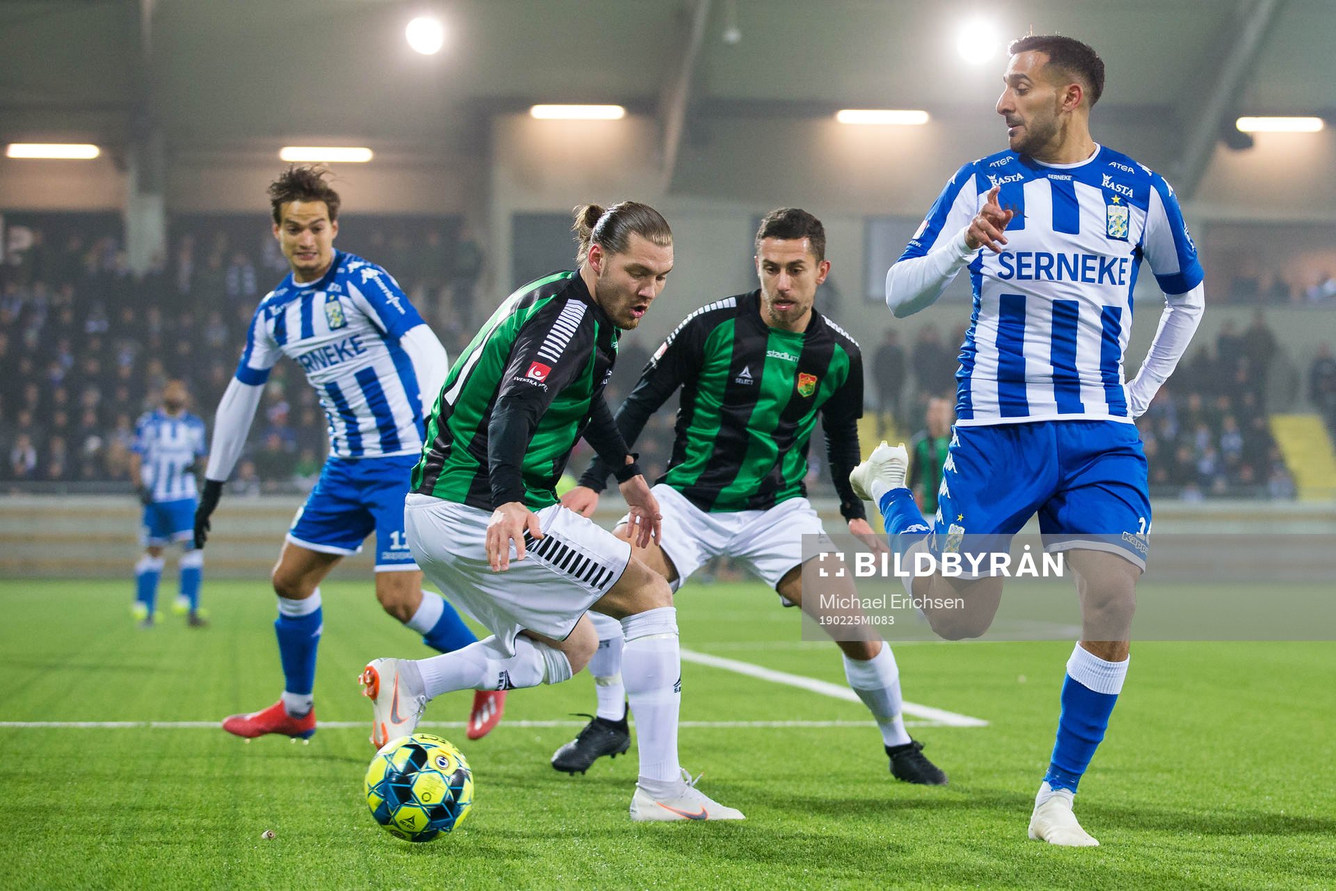 IFK Göteborgs Sargon Abraham klackar bollen till Amin