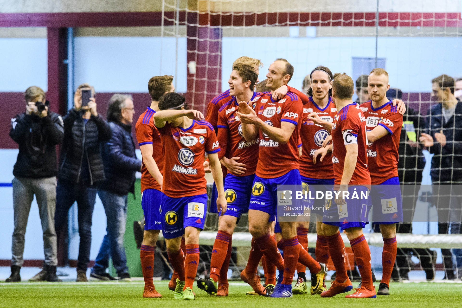 Östers Dragan Kapcevic jublar med lagkamrater efter 1-0 under fotbollsmatchen i Svenska cupen mellan Öster och Malmö FF den 25 februari 2019 i Växjö.