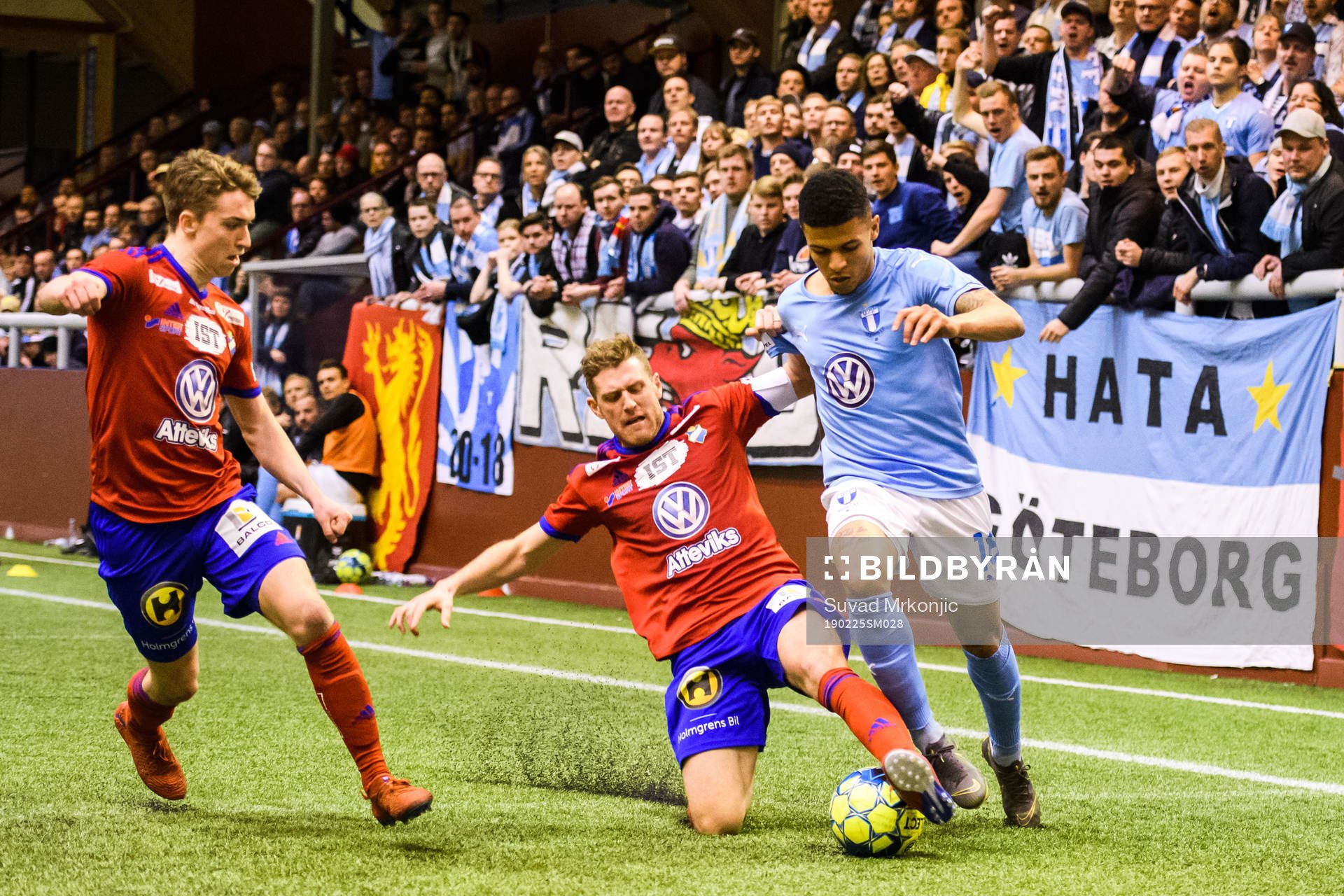 Östers Stefan Karlsson  och Carl Johansson  i kamp med Malmö FFs Romain Gall under fotbollsmatchen i Svenska cupen mellan Öster och Malmö FF den 25 februari 2019 i Växjö.