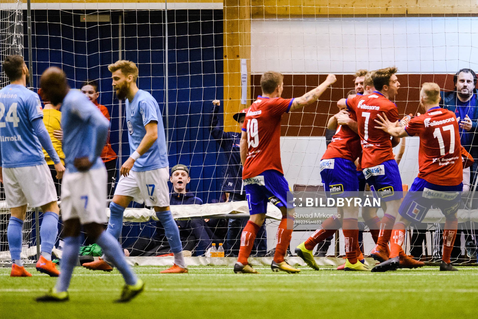 Östers Gustav Ahrn jublar med lagkamrater efter 2-1 under fotbollsmatchen i Svenska cupen mellan Öster och Malmö FF den 25 februari 2019 i Växjö.