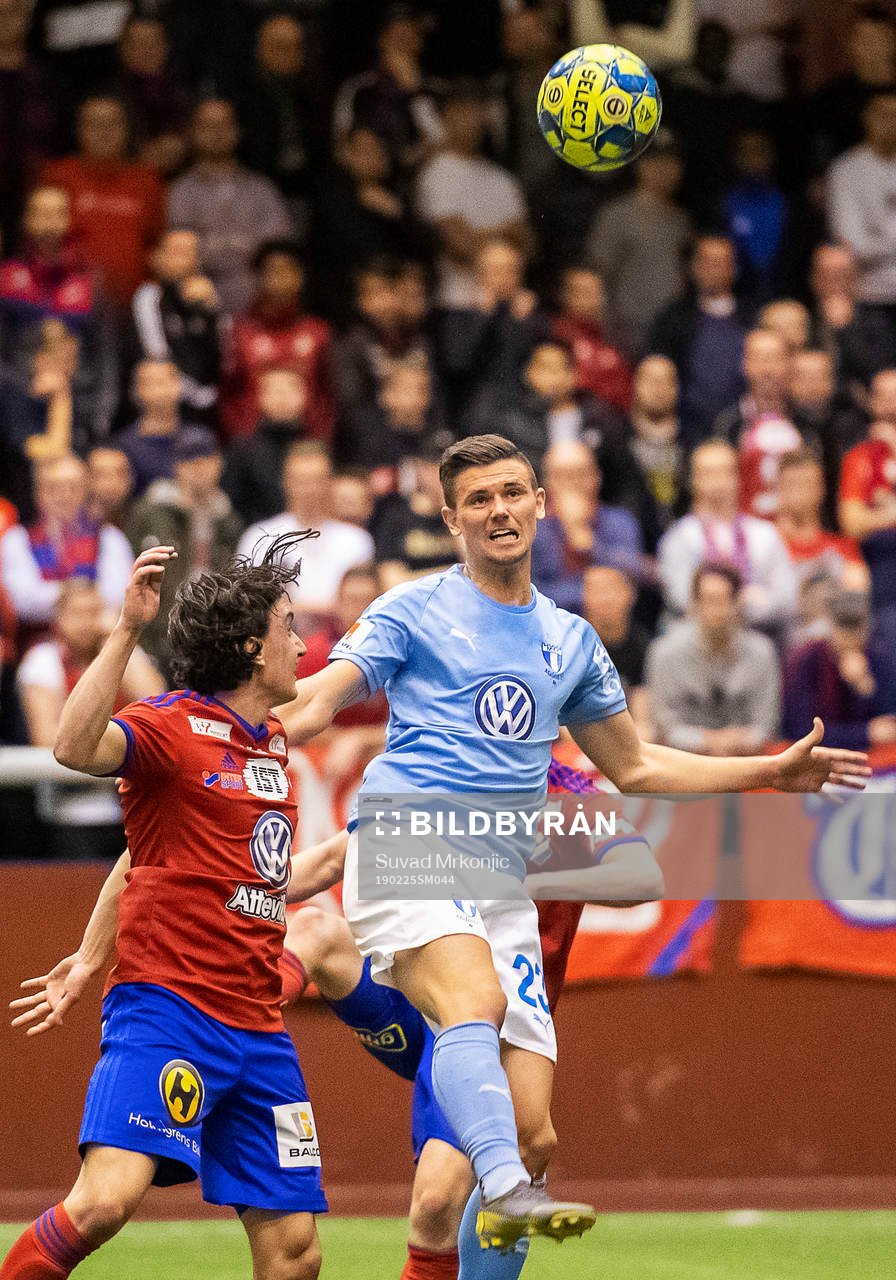 Malmö FFs Marcus Antonsson och Östers Mattias Pavic under fotbollsmatchen i Svenska cupen mellan Öster och Malmö FF den 25 februari 2019 i Växjö.