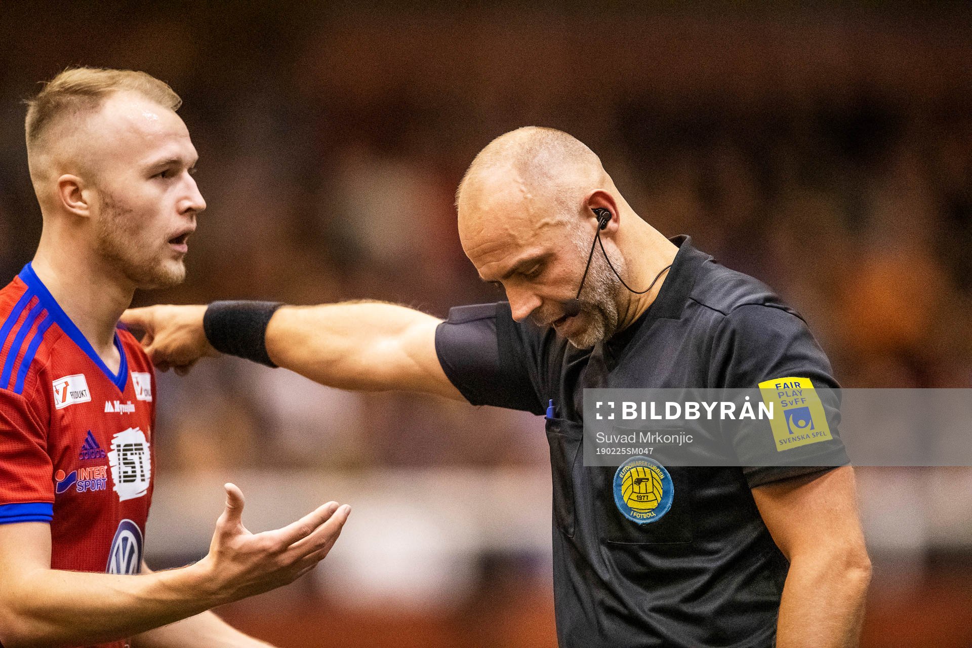 Domaren Robert Daradic och Östers Christian Ljungberg