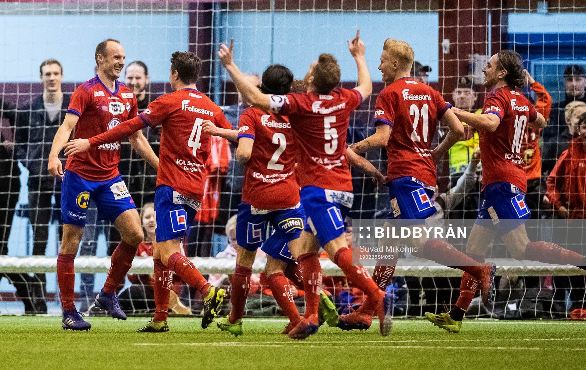 Östers Dragan Kapcevic jublar efter sitt 1-0 mål tillsammans med lagkamrater under fotbollsmatchen i Svenska cupen mellan Öster och Malmö FF den 25 februari 2019 i Växjö.