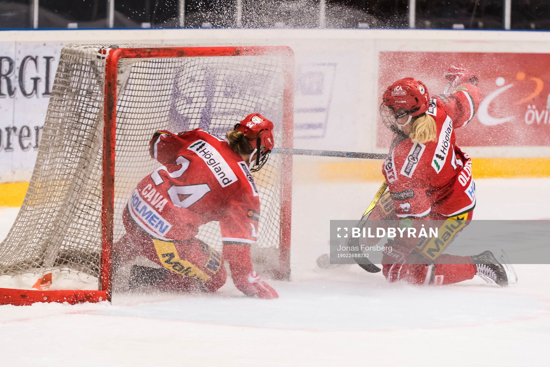 Modos Michaela Cava och Johanna Olofsson räddar