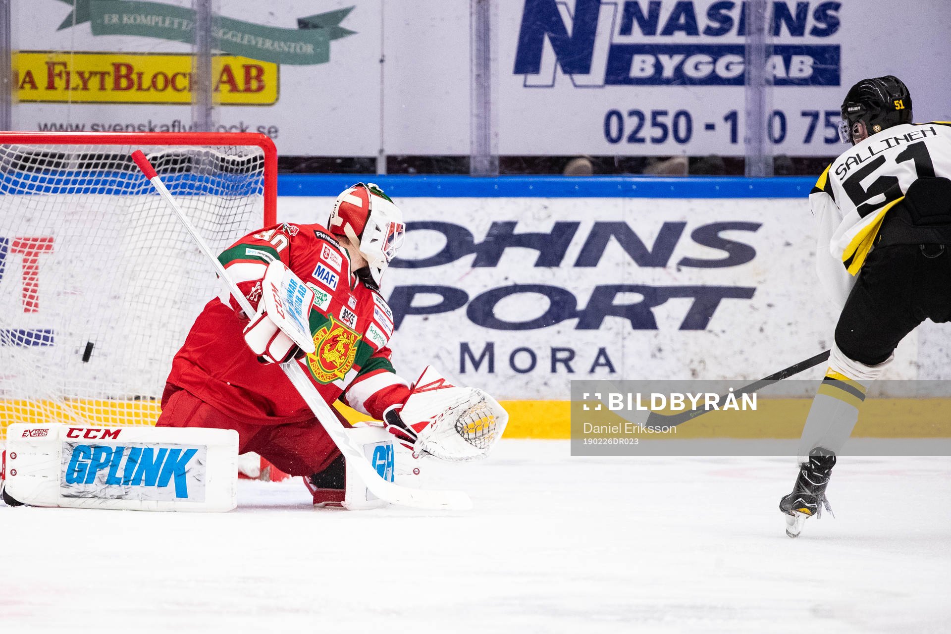 Brynäs Tomi Sallinen gör 1-1 bakom Moras målvakt Janne