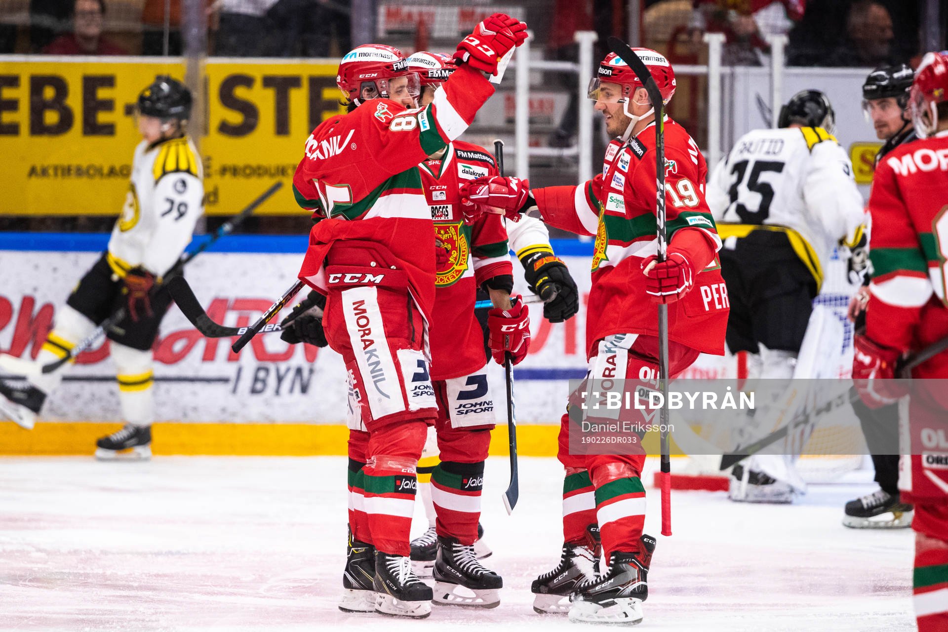 Moras Michael Haga jublar med John Persson