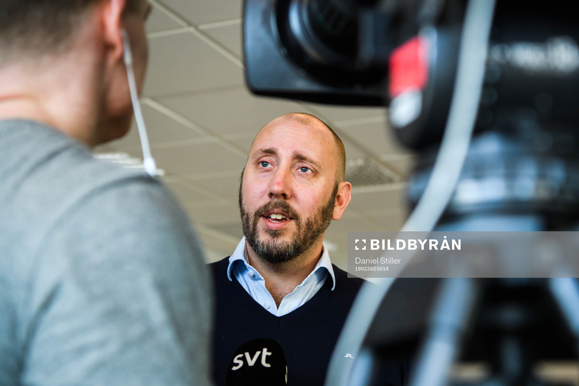 IFK Göteborgs klubbdirektör Max Markusson blir intervjuad efter en presskonferens under den inställda fotbollsmatchen i Svenska Cupen mellan IFK Göteborg och Gais den 26 februari 2019 i Göteborg.