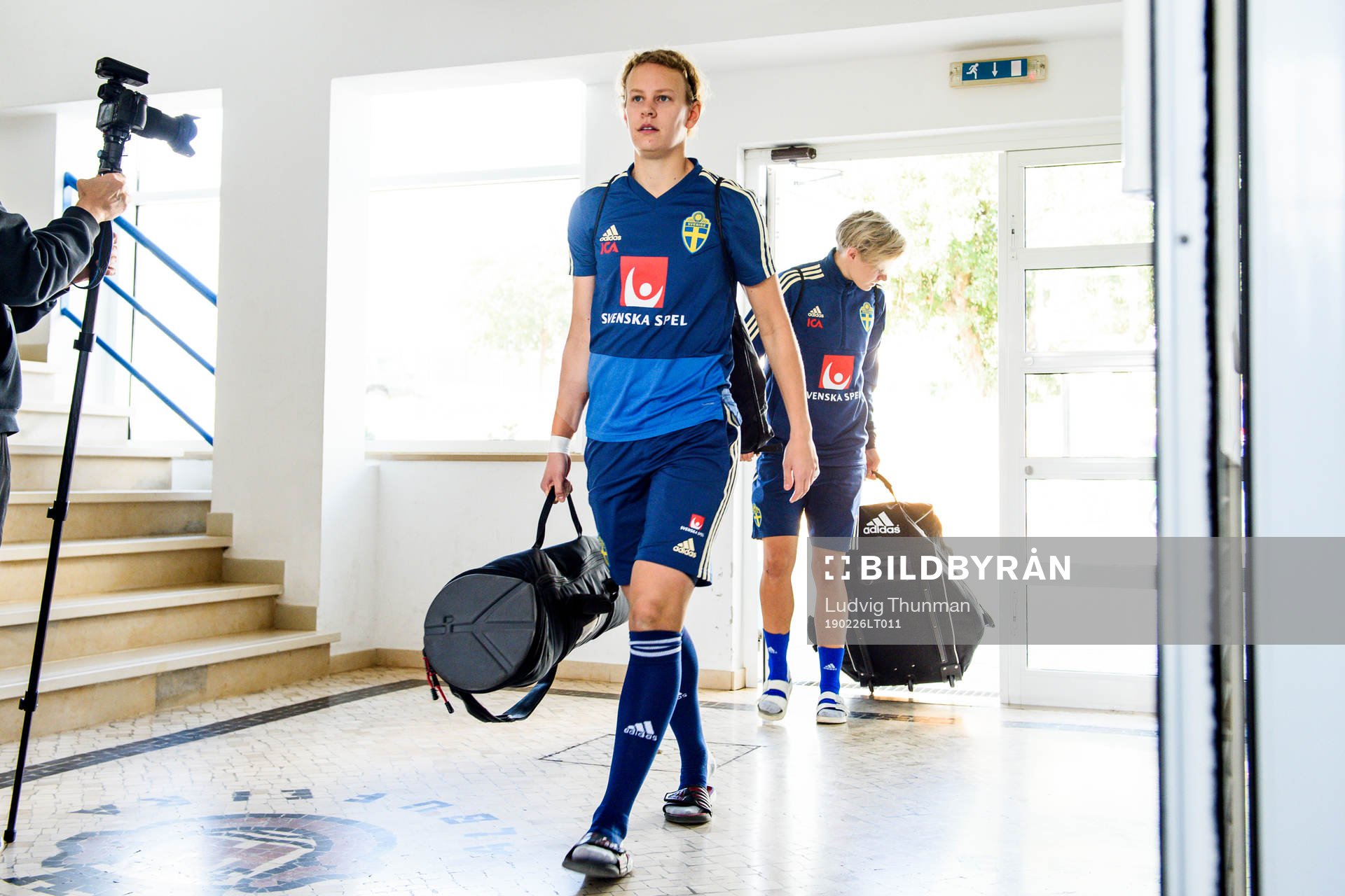 Målvakt Cajsa Andersson ankommer till en träning med