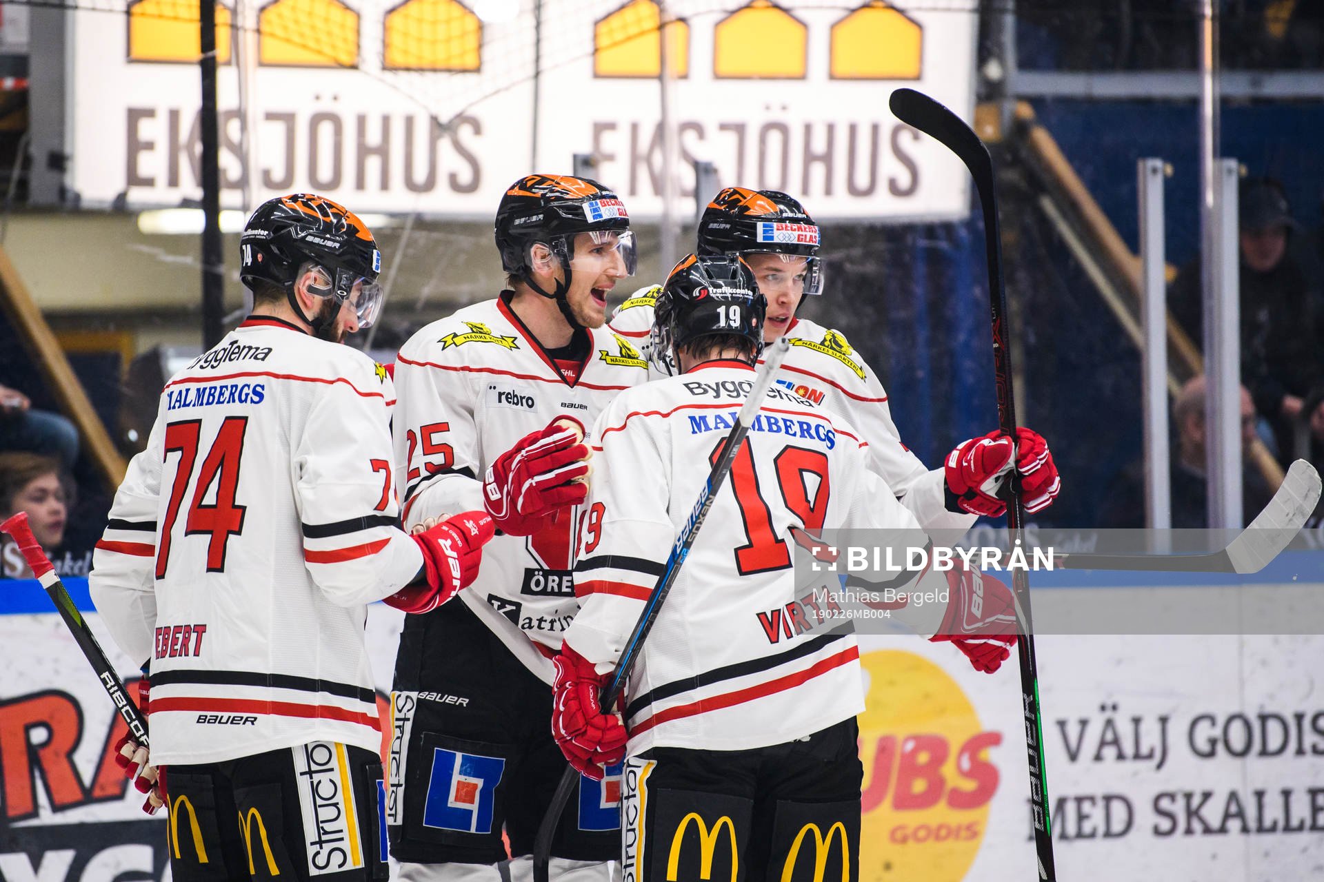 Örebros Anton Hedman jublar med lagkamrater