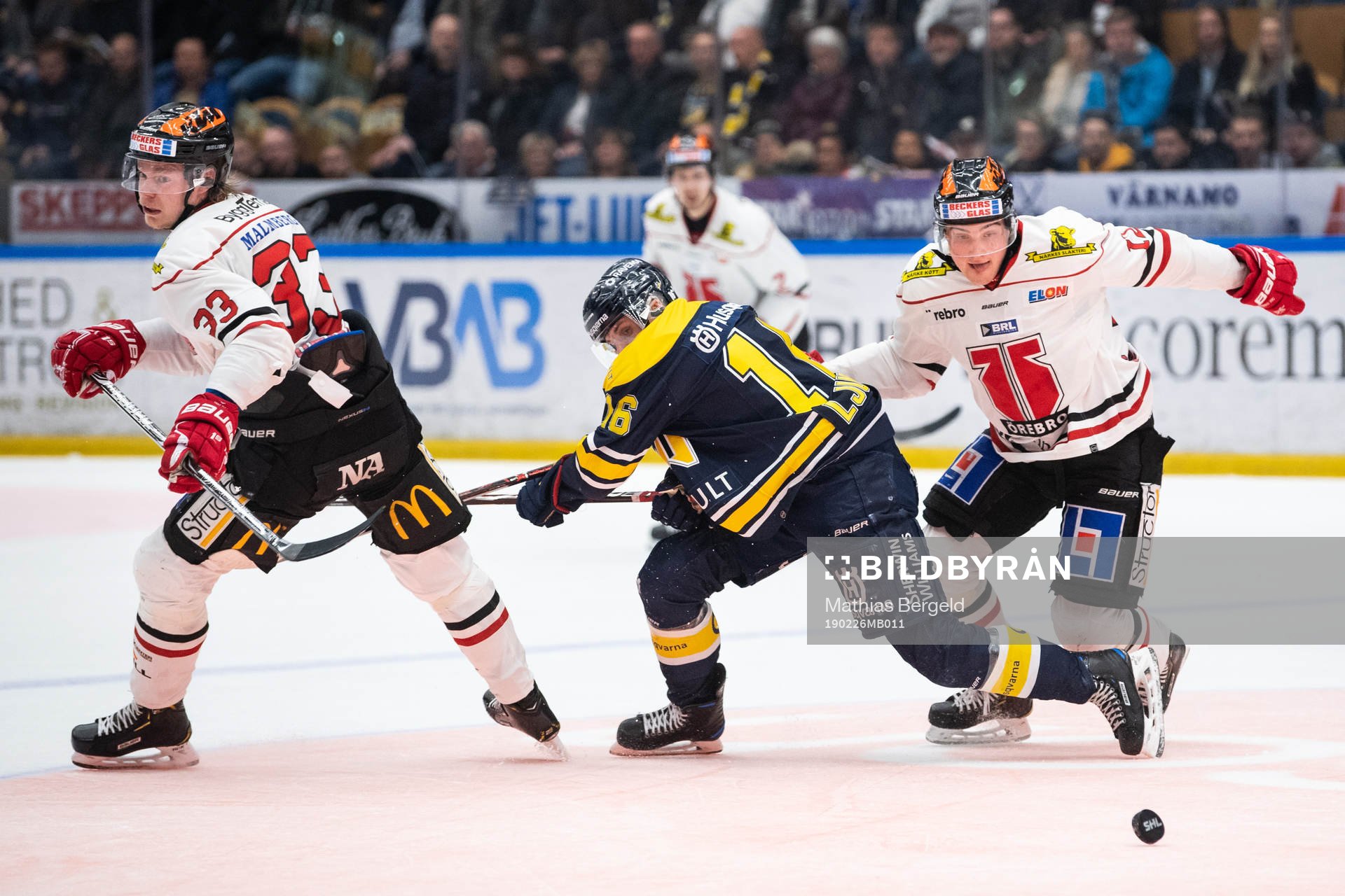 Örebros Christopher Mastomäki och Glenn Gustafsson i kamp