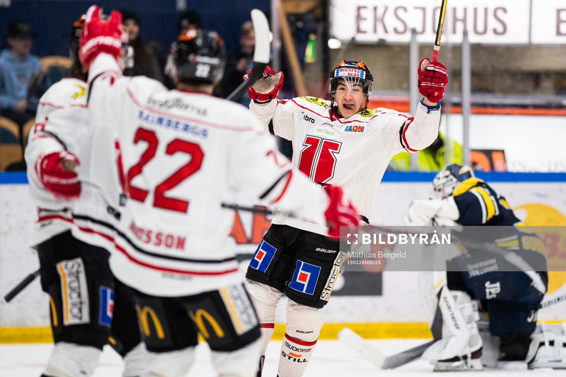 Örebros Shane Harper jublar mot Stefan Warg och Jonathan