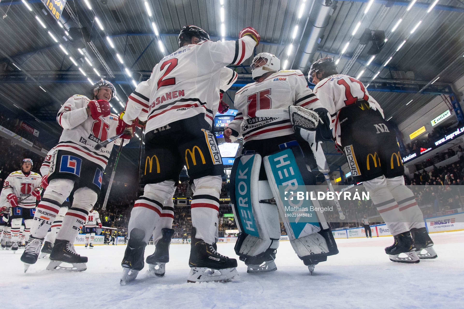 Örebros målvakt Jhonas Enroth jublar med lagkamrater