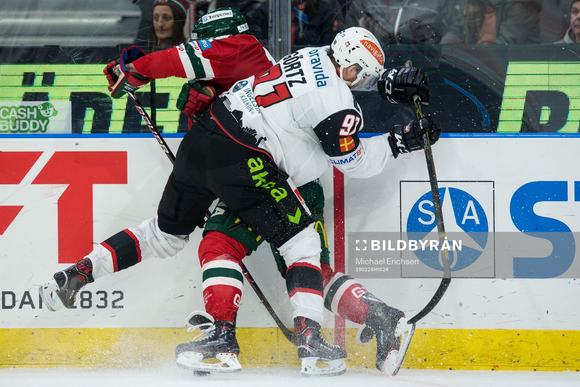 Frölundas Max Friberg tacklas av Malmö Redhawks Max Görtz