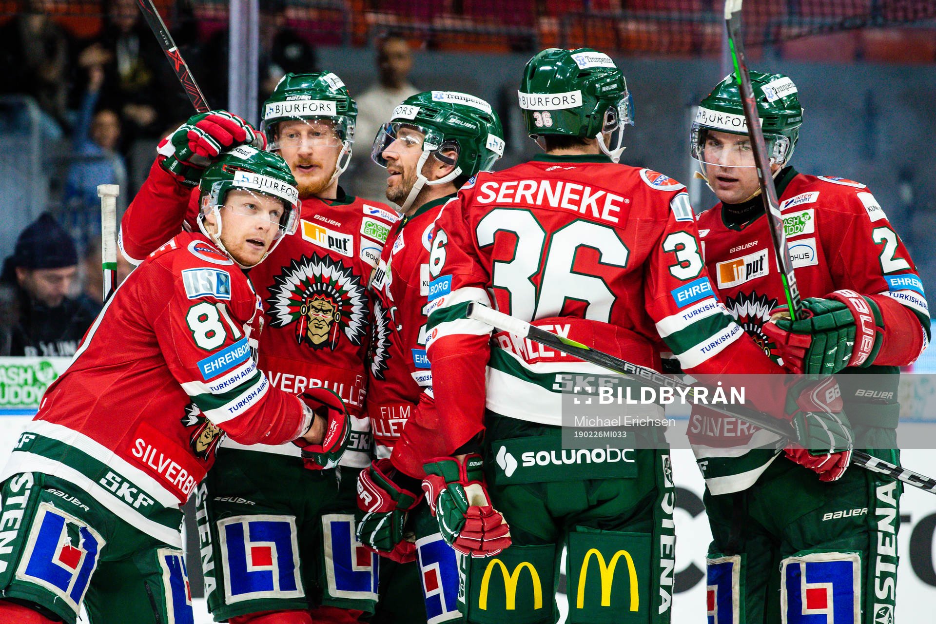 Frölundas Simon Hjalmarsson jublar med lagkamrater