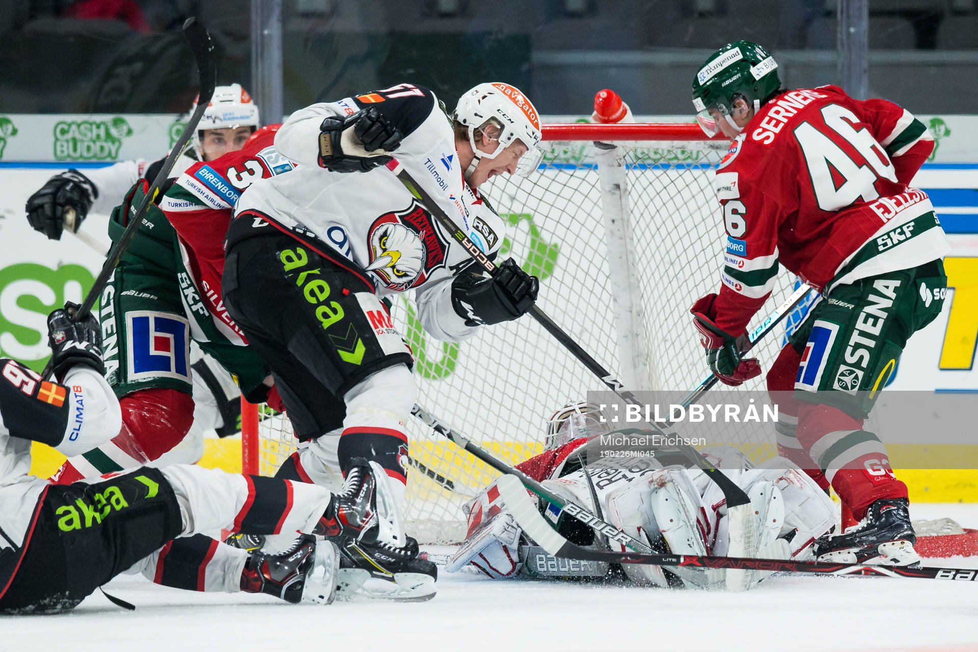 Malmö Redhawks Emil Sylvegård oroar framför Frölundas