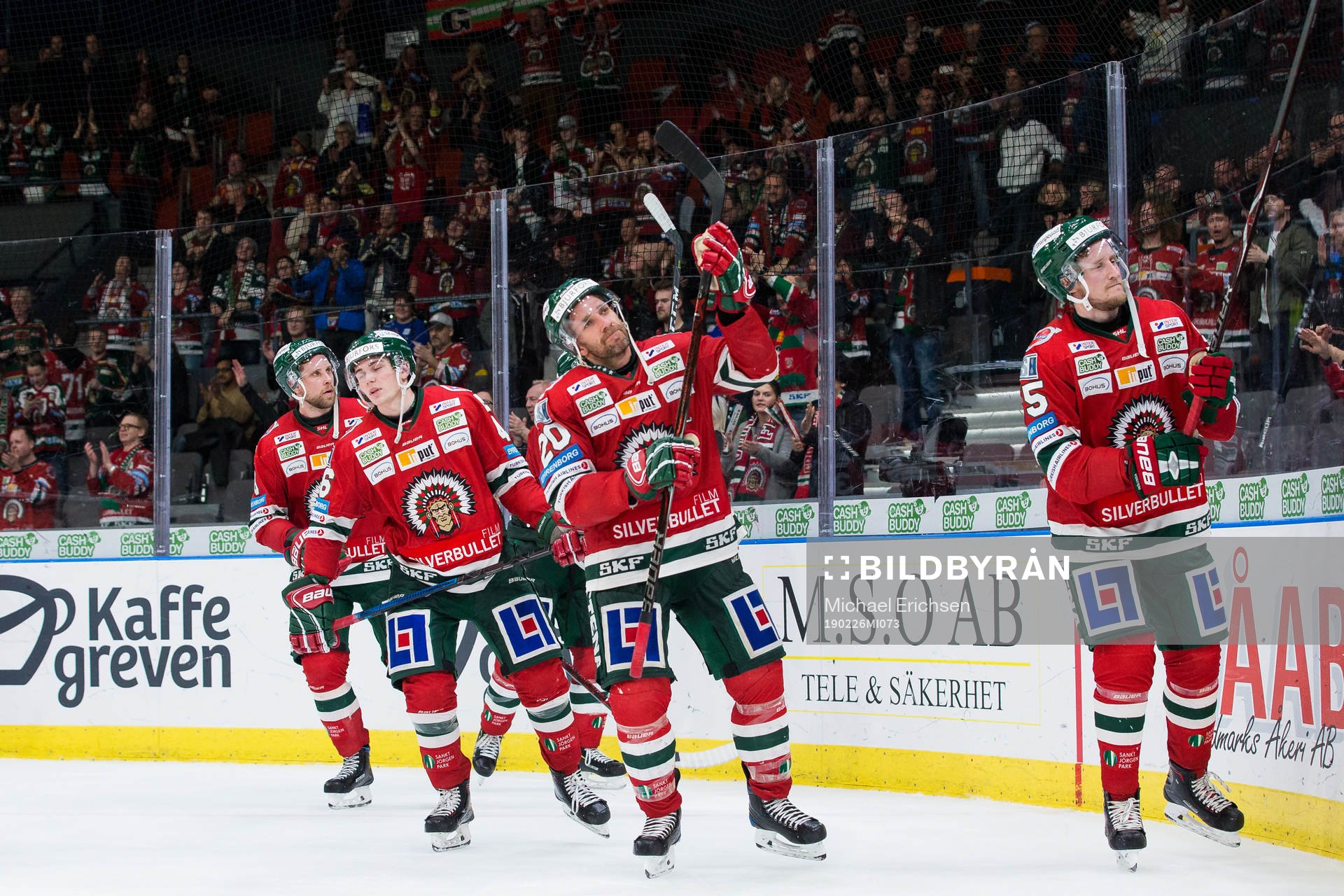 Frölundas lagkapten Joel Lundqvist och lagkamrater tackar