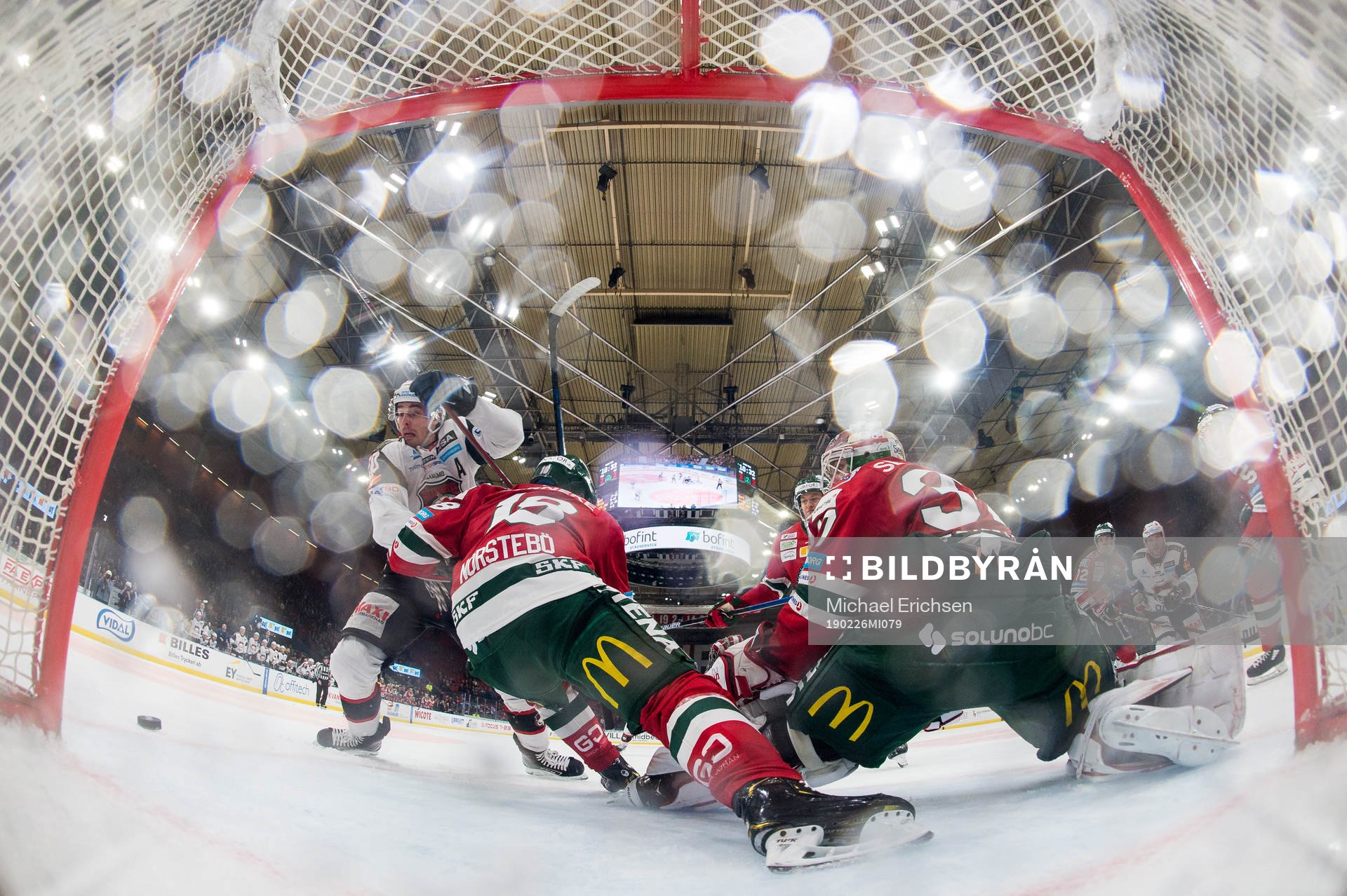 Frölundas Mattias Nörstebö håller undan Malmö Redhawks
