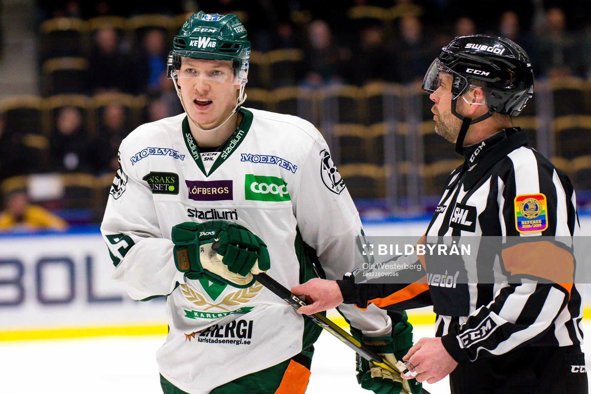 Färjestads Gustav Rydahl  och Domare Patrik Sjöberg