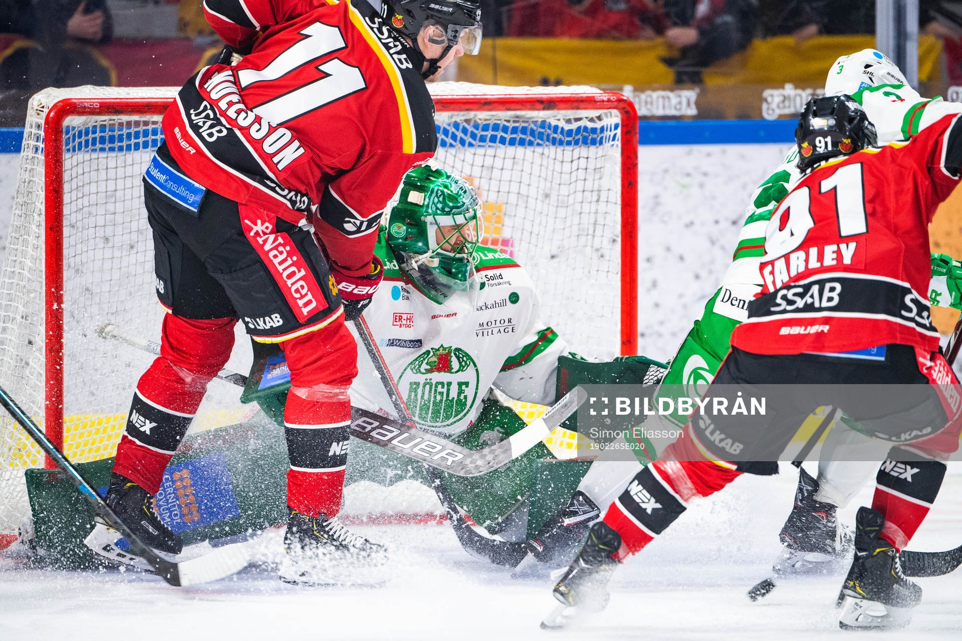 Luleås Petter Emanuelsson och Rögles målvakt Ville