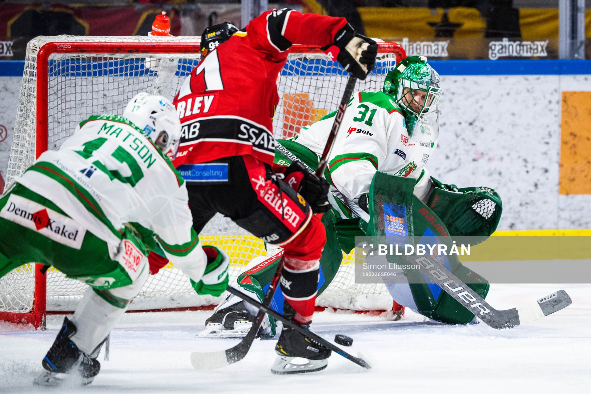 Luleås Austin Farley och Rögles målvakt Ville Kolppanen