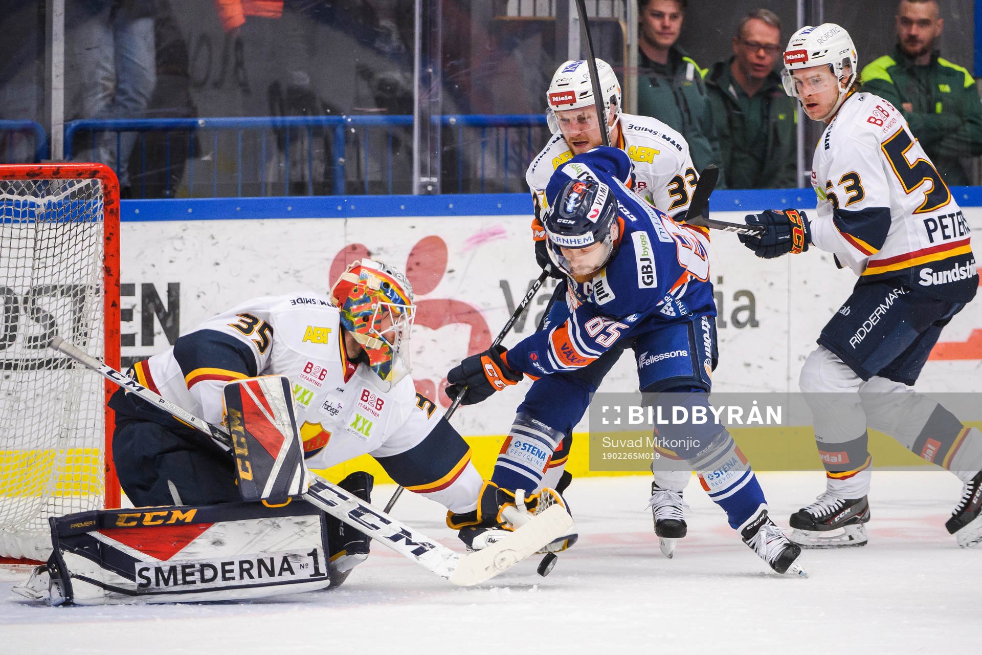 Djurgårdens målvakt Robin Jensen och Växjös Liam Reddox