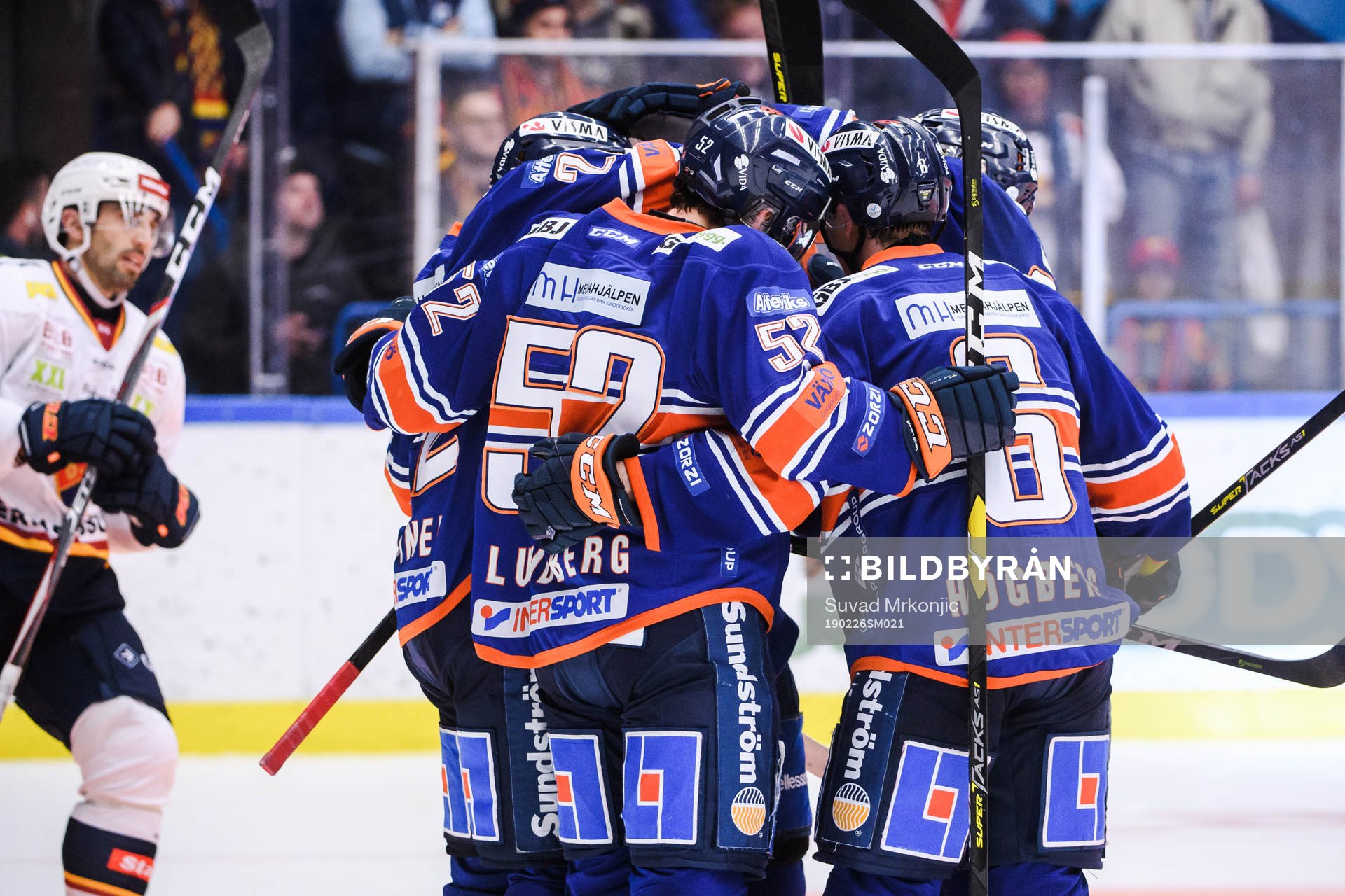 Växjös Janne Pesonen jublar med lagkamrater