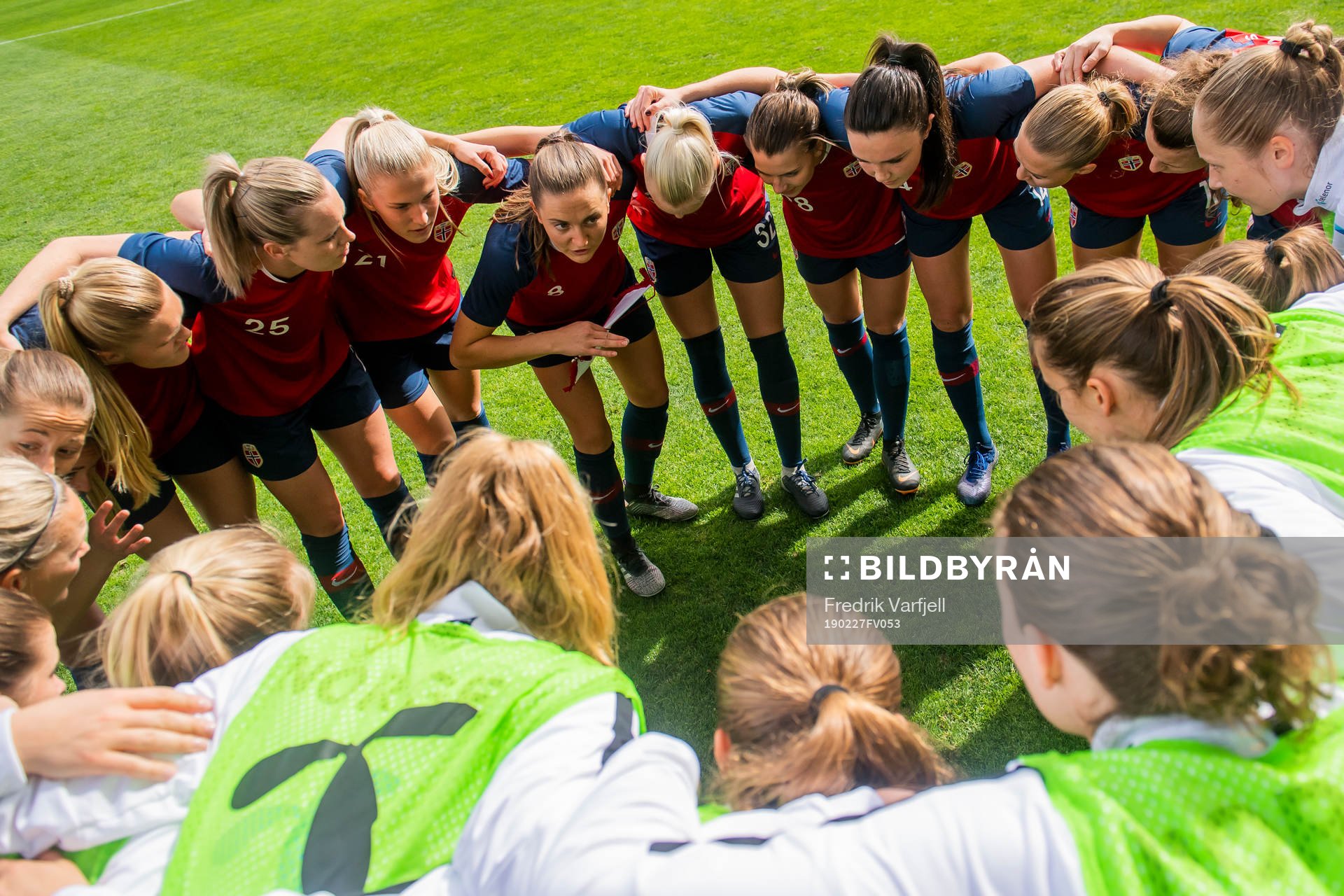Captain Vilde Bøe Risa and the players of Norway