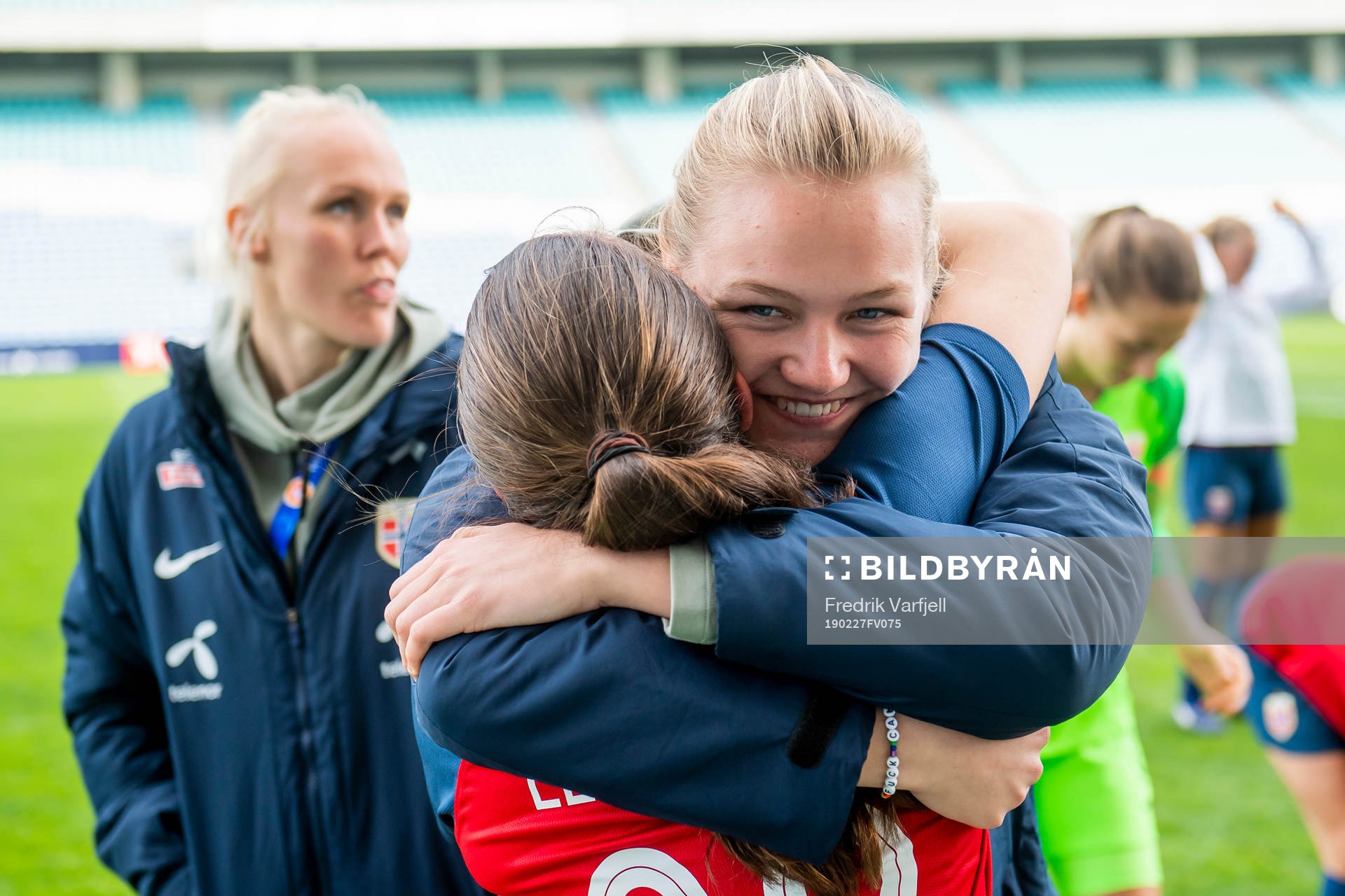 Frida Maanum embrace Heidi Elisabeth Ellingsen of Norway