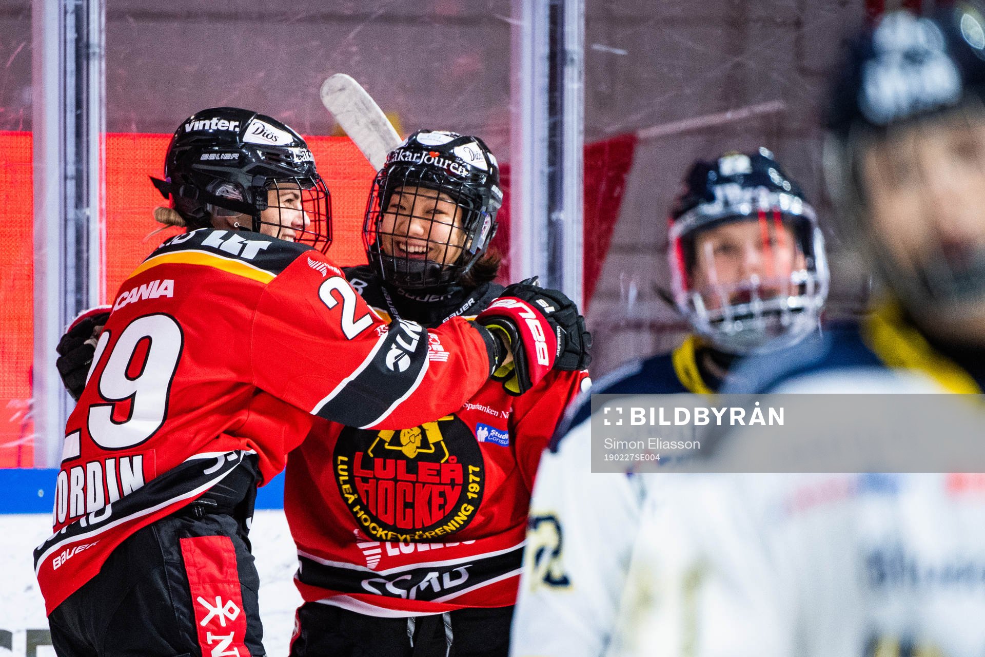 Luleås Emma Nordin och Chiho Osawa jublar