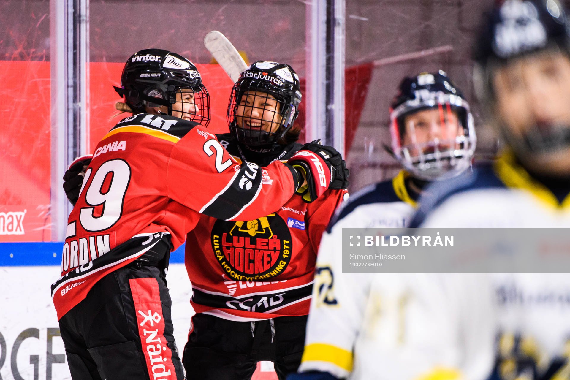 Luleås Emma Nordin jublar med Christa Alanko