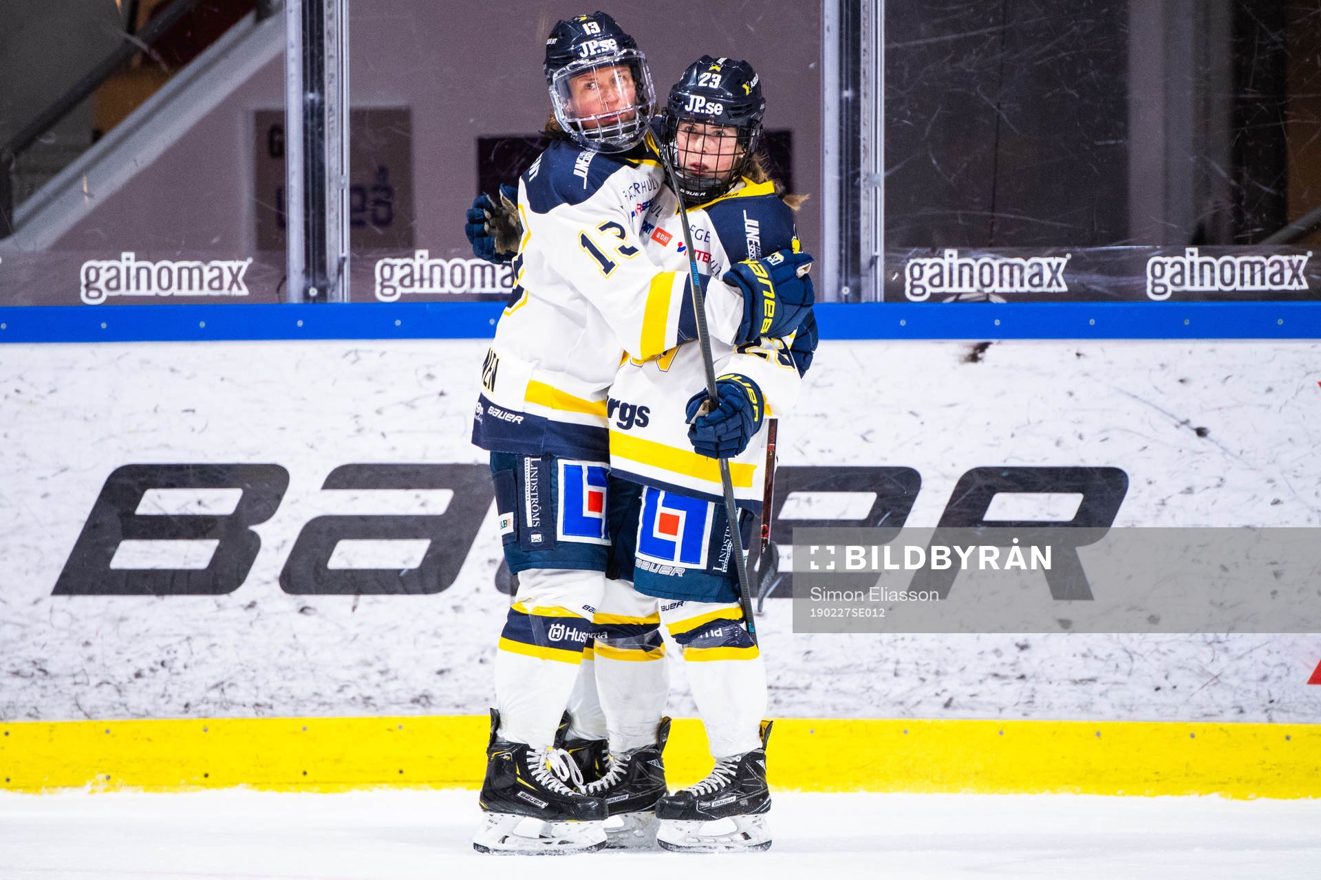 s Riikka Sallinen  och Sanni Hakala jublar