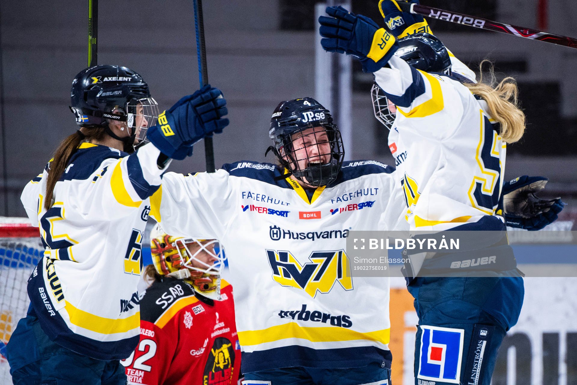 s Maja Jakobsson, Claudia Kepler och Lina Ljungblom jublar