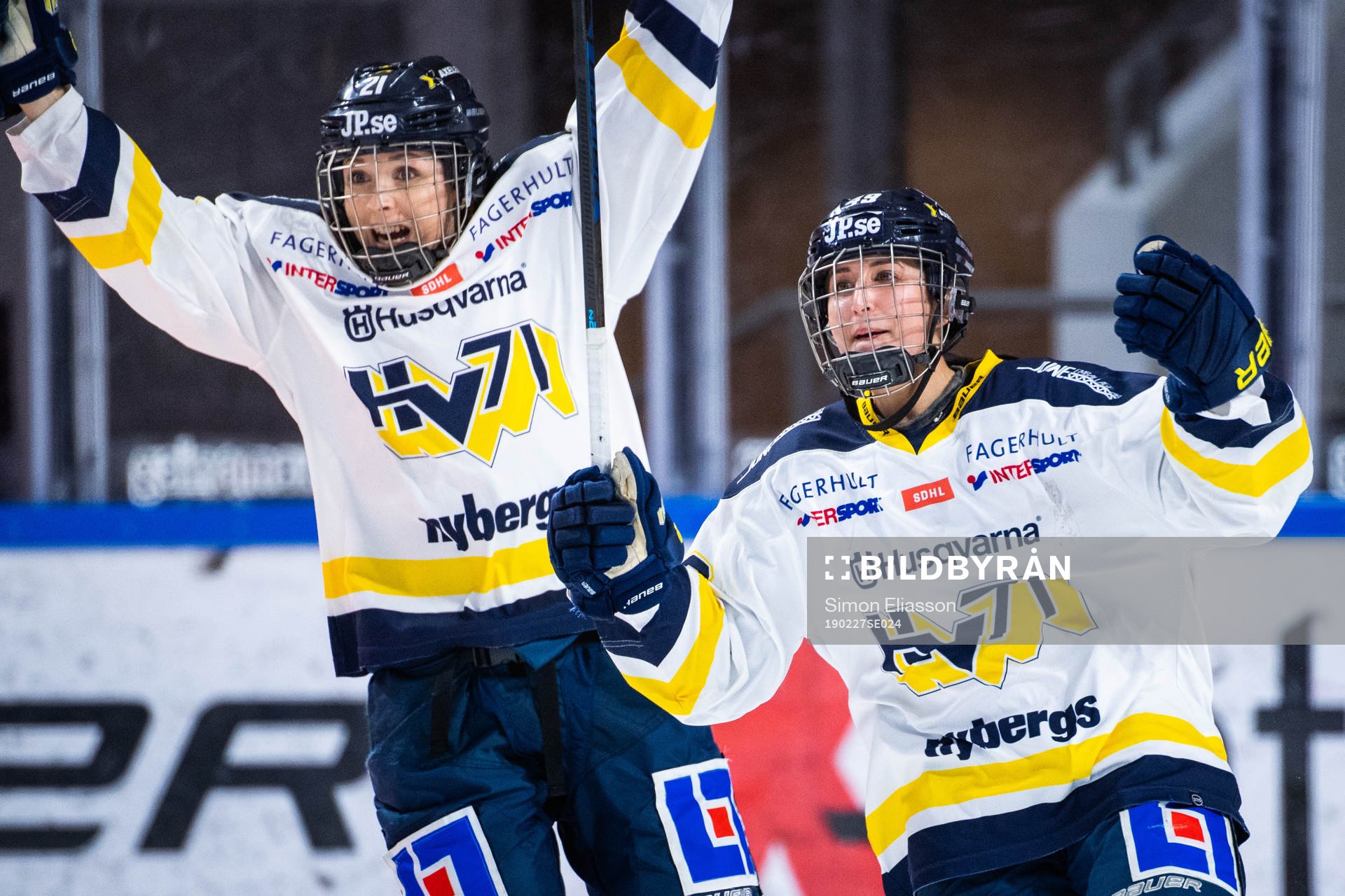 s Isabell Palm och Fanny Rask jublar