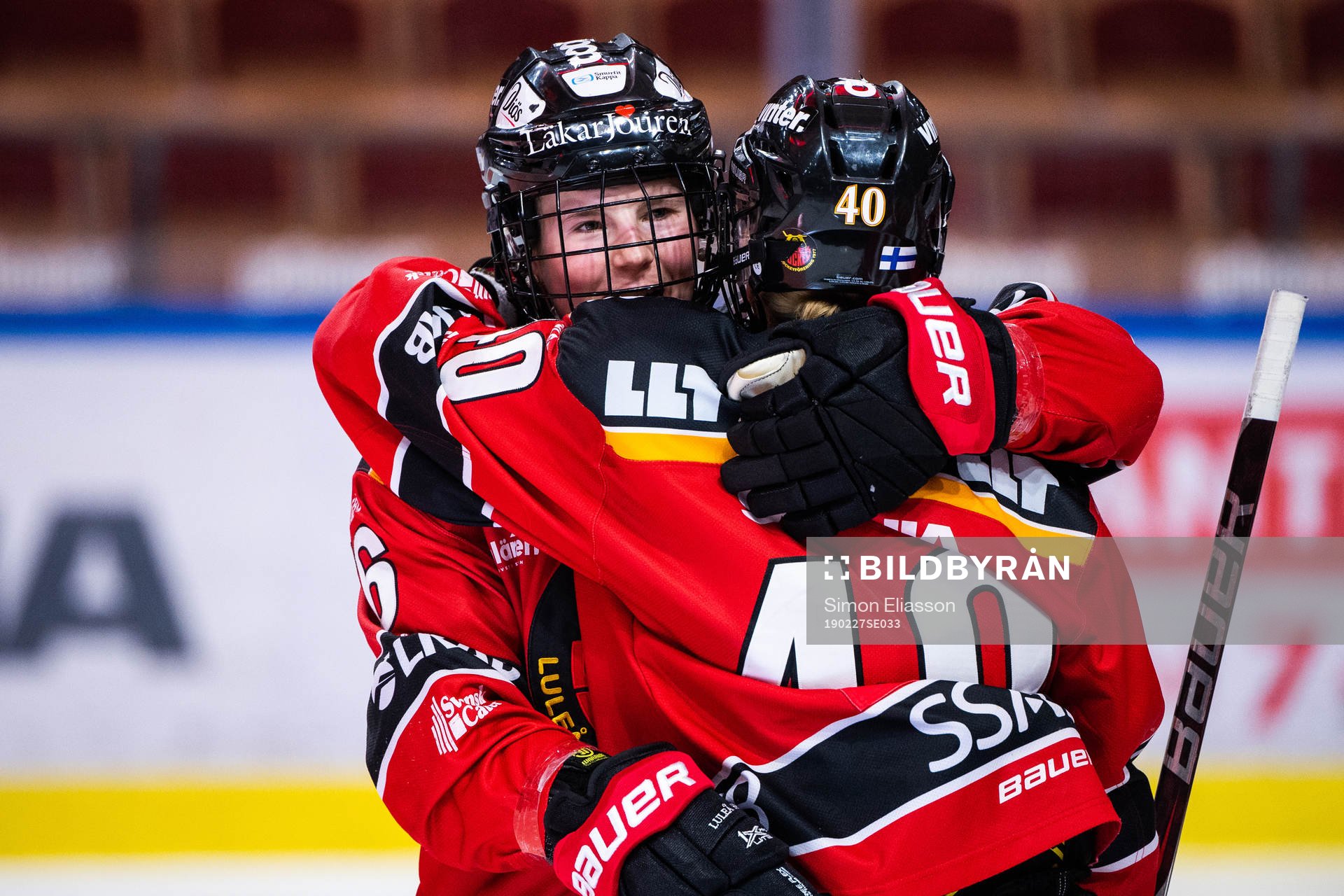 Luleås Petra Nieminen och Noora Tulus jublar