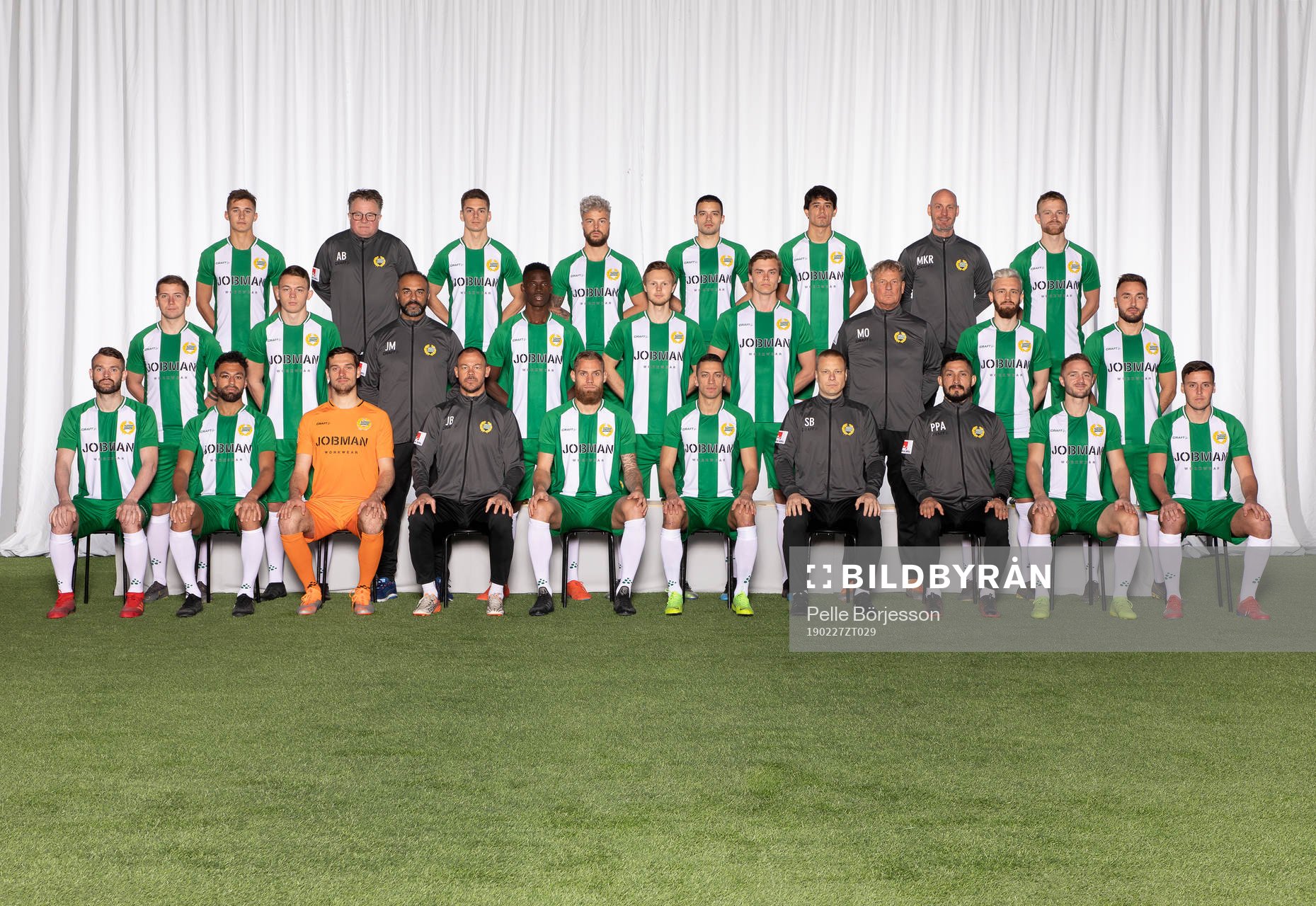 Hammarby poserar för en lagbild den 27 februari 2019 i Stockholm. Bakre ledet från vänster: Leo Bengtsson, materialansvarig Anders Bitén, Alexander Kacaniklic, Sander Svendsen, Vladimir Rodic, Jean Carlos de Brito, medicinskt ansvarig Mikael Klots Rubin, Dennis Widgren. Mittenledet från vänster: Darijan Bojanic, Kalle Björklund, resurstränare Jan Mian, Odilon Kossounou, Tim Söderström, Marcus Degerlund, målvaktstränare Mikael Olsson, Simon Sandberg, Muamer Tankovic. Sittande från vänster: Mads Fenger, Imad Khalili, Davor Balzevic, assisterande tränare Joachim Björklund, David Fällman, Nikola Djurdjic, huvudtränare Stefan Billborn, assisterande tränare Pablo Piñones-Arce, Mats Solheim, Jeppe Andersen.