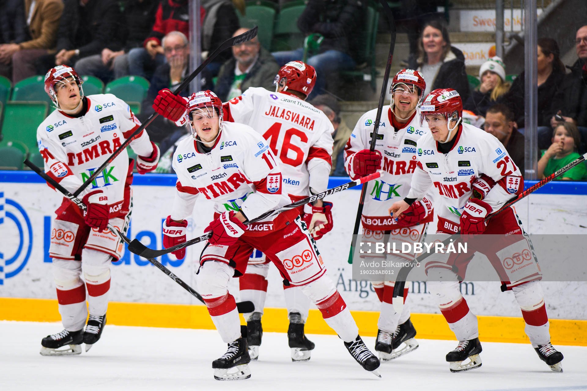 Timrås Henrik Törnqvist jublar med lagkamrater