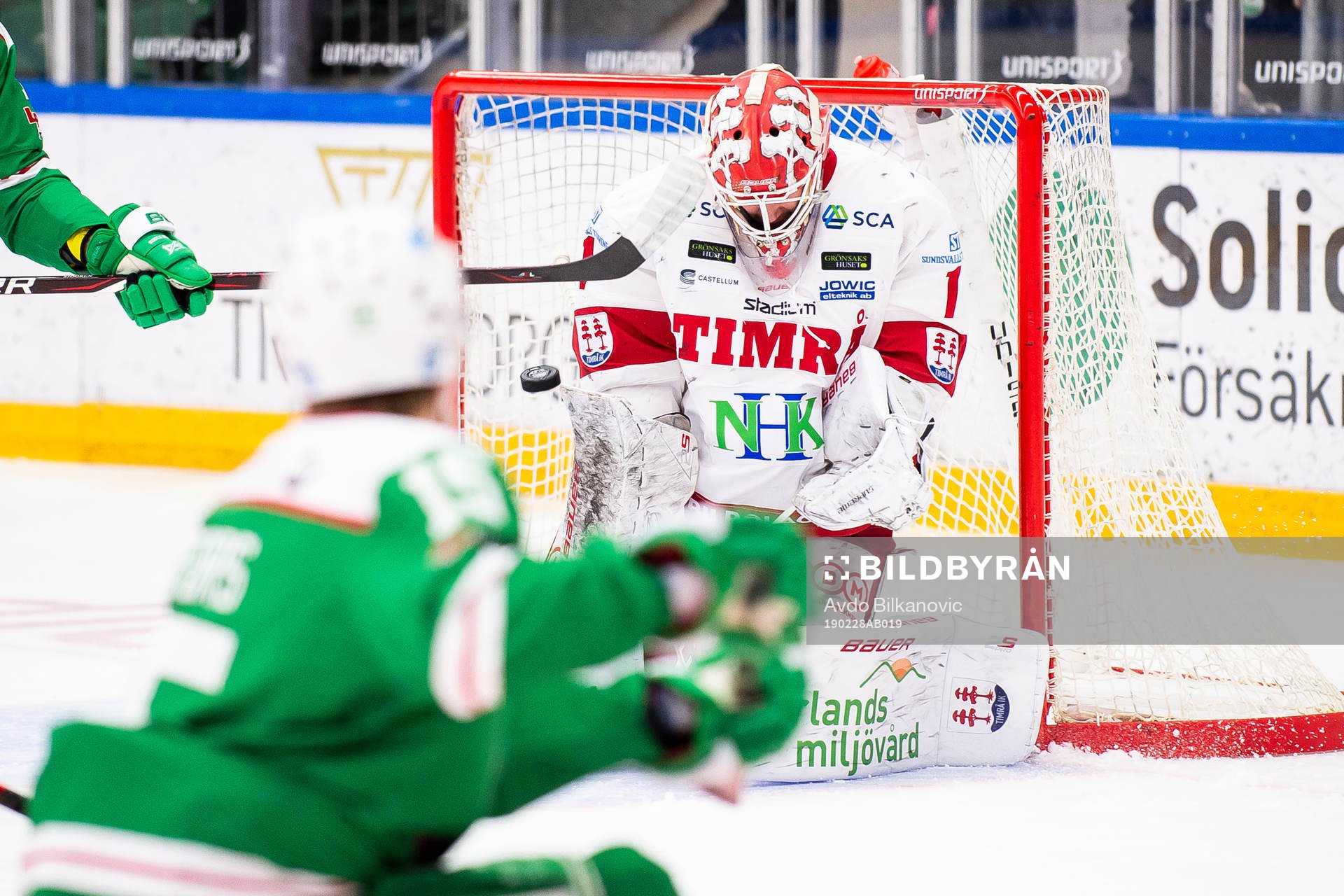 Rögles Simon Ryfors skjuter mot Timrås målvakt Victor