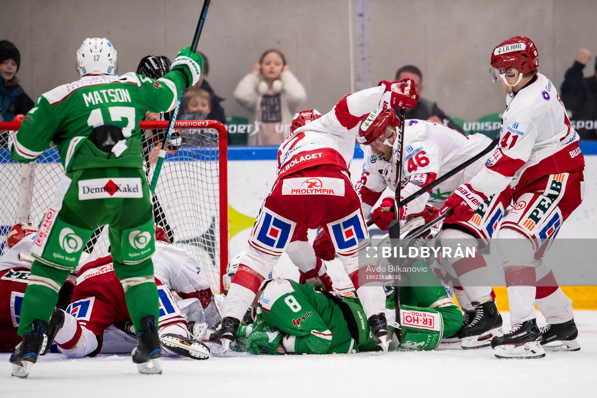Rögles Linus Sandin framför Timrås målvakt Victor