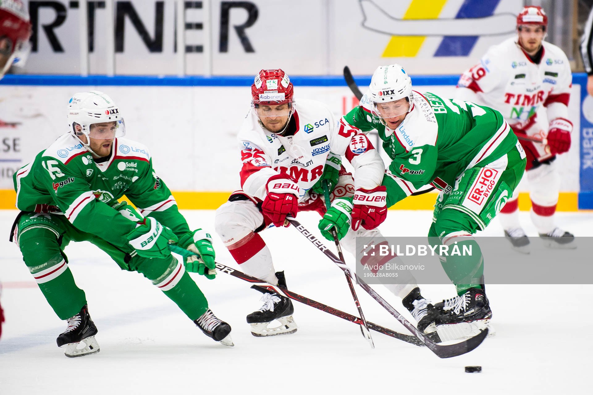 Timrås Johannes Salmonsson mellan Rögles Lucas Elvenes