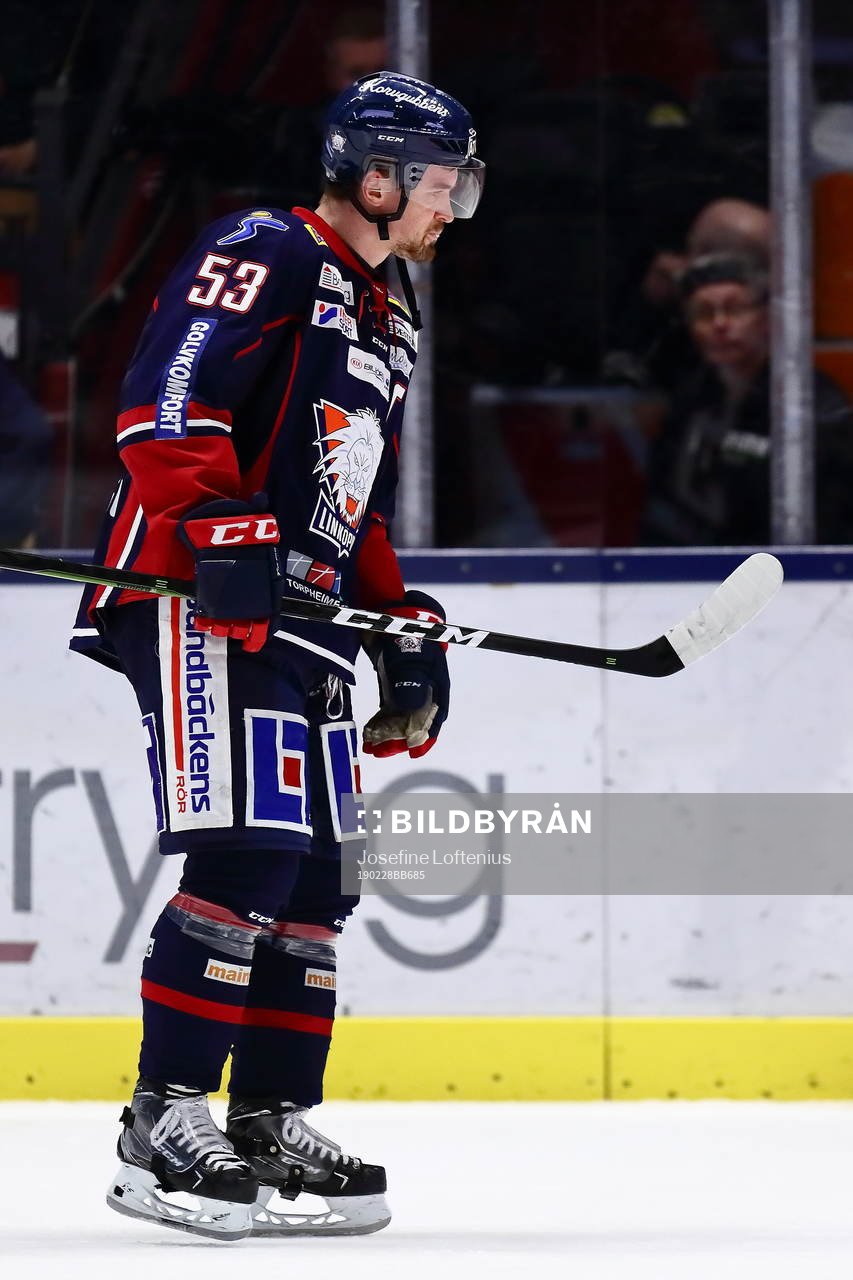 Linköpings Eddie Larsson lämnar isen