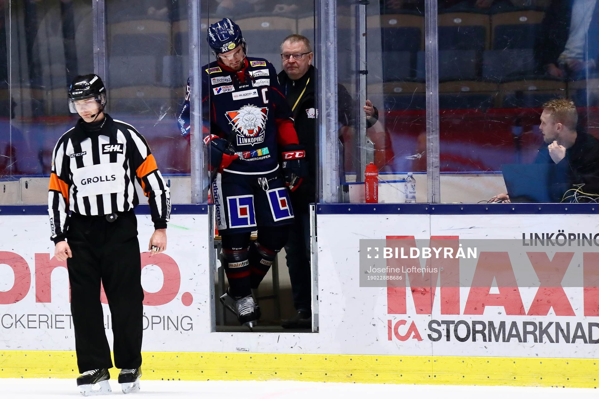 Linköpings Eddie Larsson på väg ut från utvisningsbåset