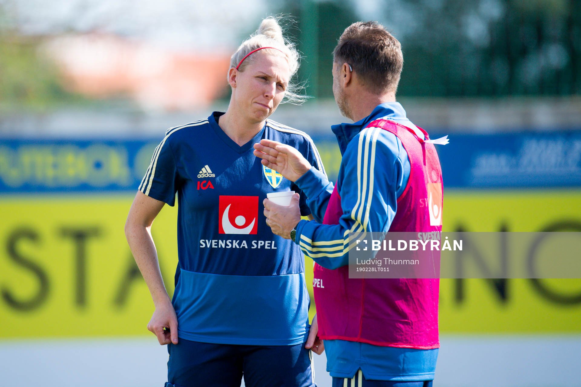 Sandra Adolfsson i samtal med förbundskapten Peter
