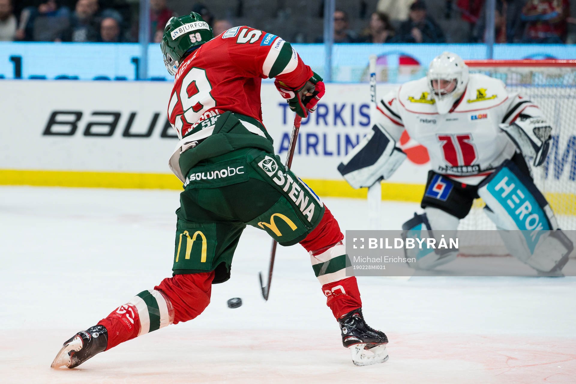Frölundas Simon Hjalmarsson skjuter 1-0 bakom Örebros