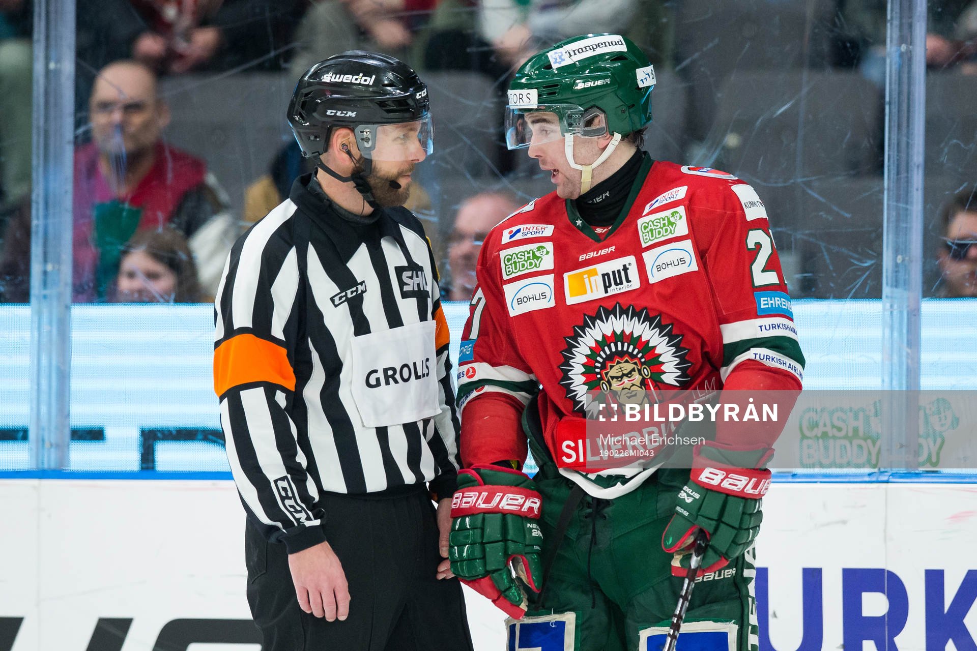 Domare Marcus Linde pratar med Frölundas Ponthus Westerholm