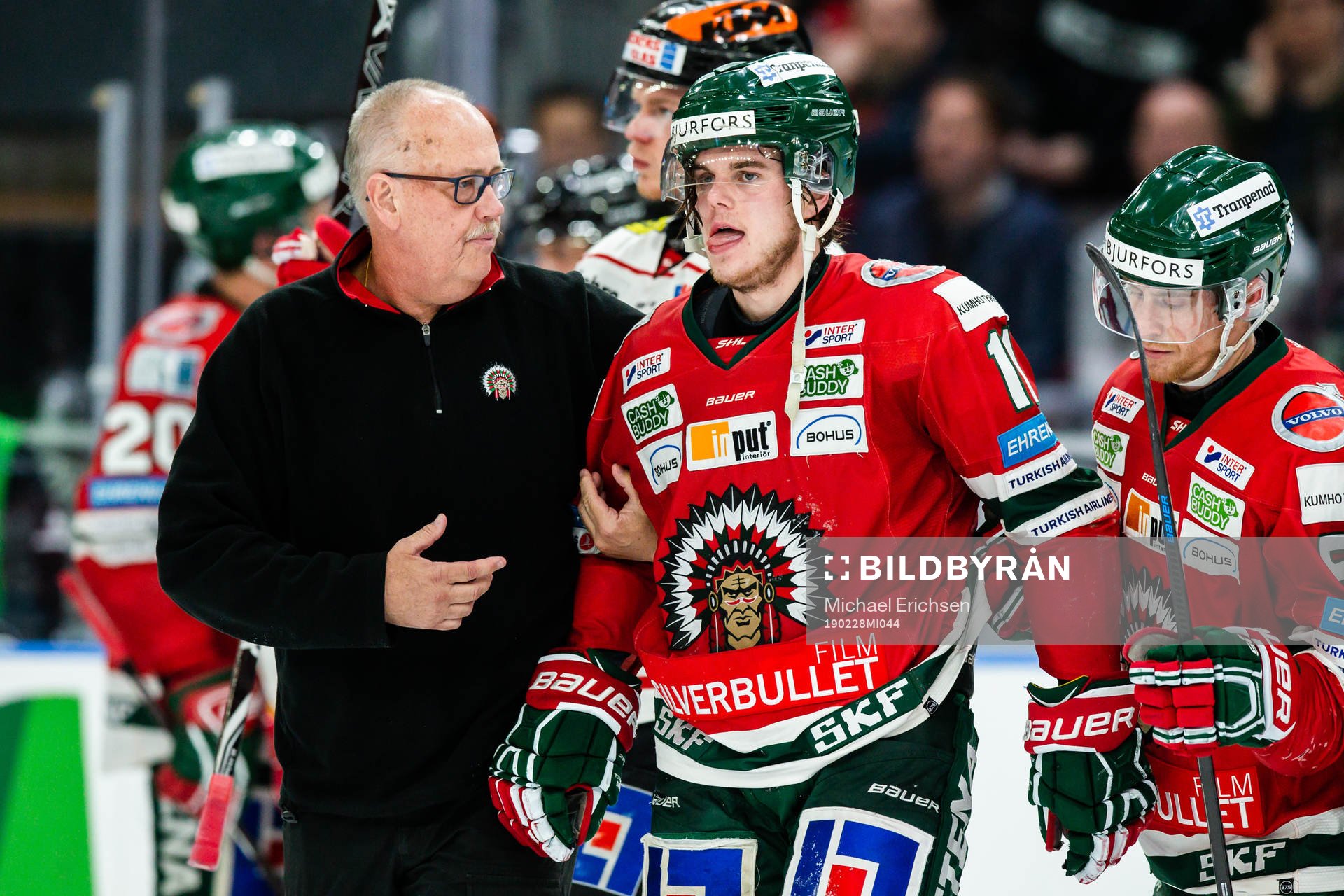 Frölundas Samuel Fagemo får hjälp av isen
