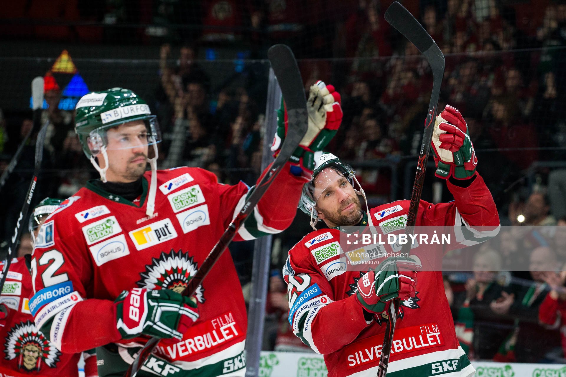 Frölundas Patrik Carlsson och Joel Lundqvist tackar