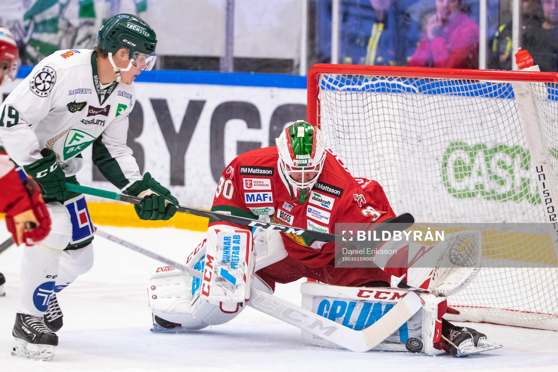 Färjestads Carl Jakobsson och Moras målvakt Janne Juvonen