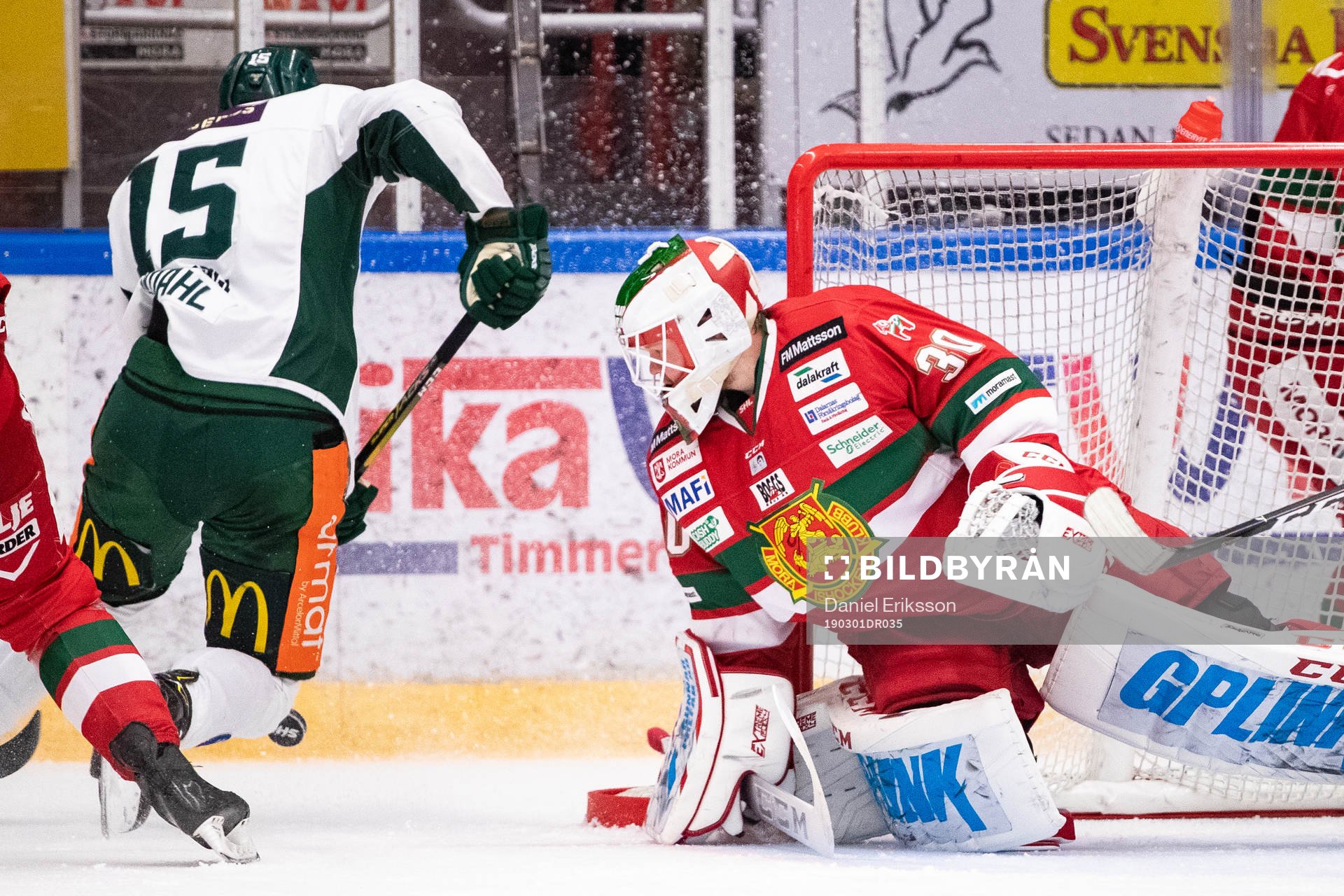 Färjestads Gustav Rydahl och Moras målvakt Janne Juvonen