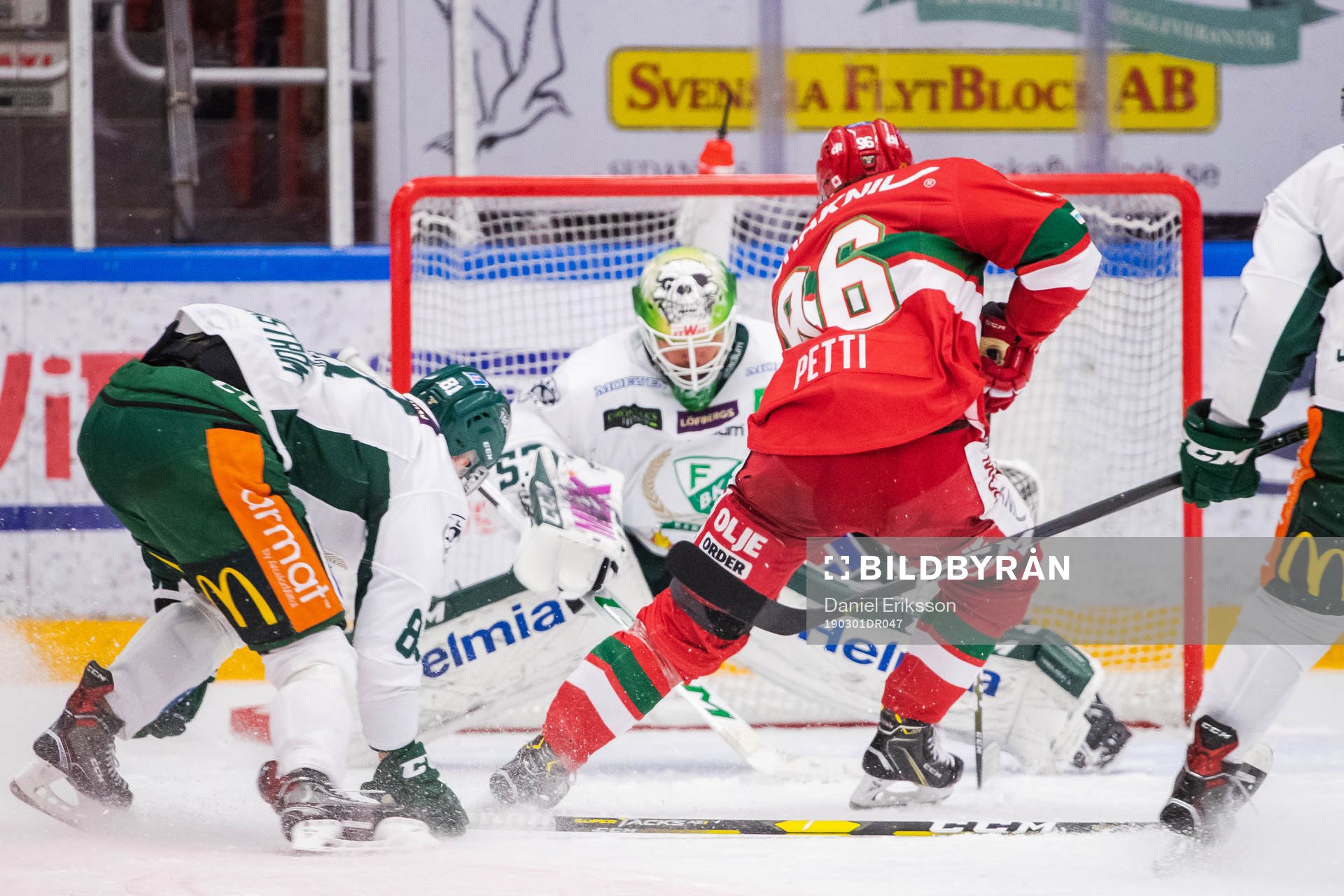 Färjestads Theodor Lennström och målvakt Markus Svensson