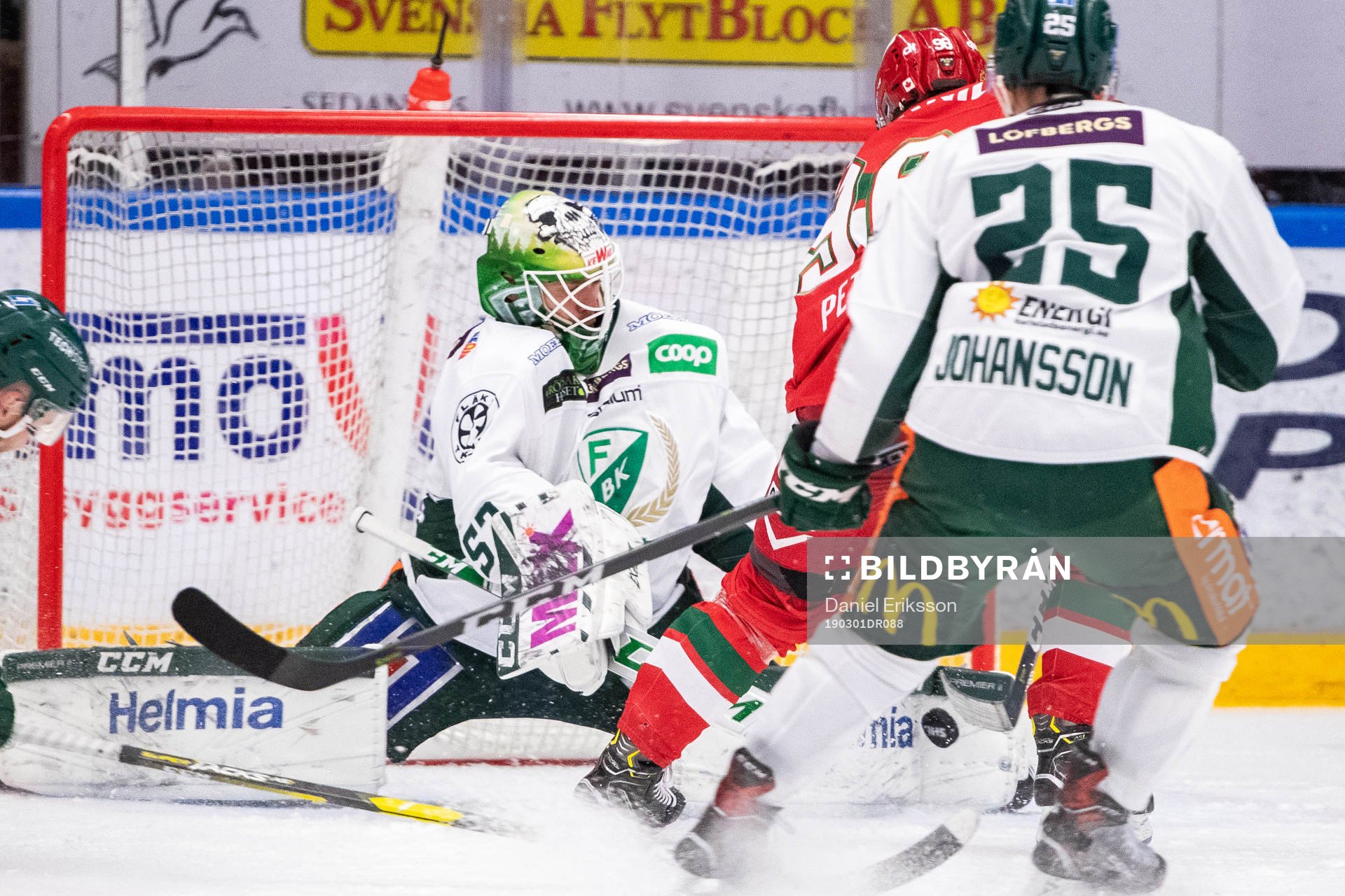 Färjestads målvakt Markus Svensson och Martin Johansson